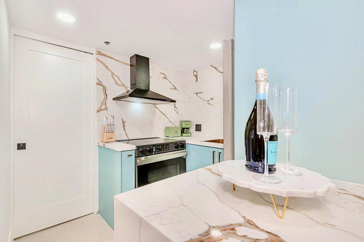 2-min To Beach, Upscale Enclave Apartment *