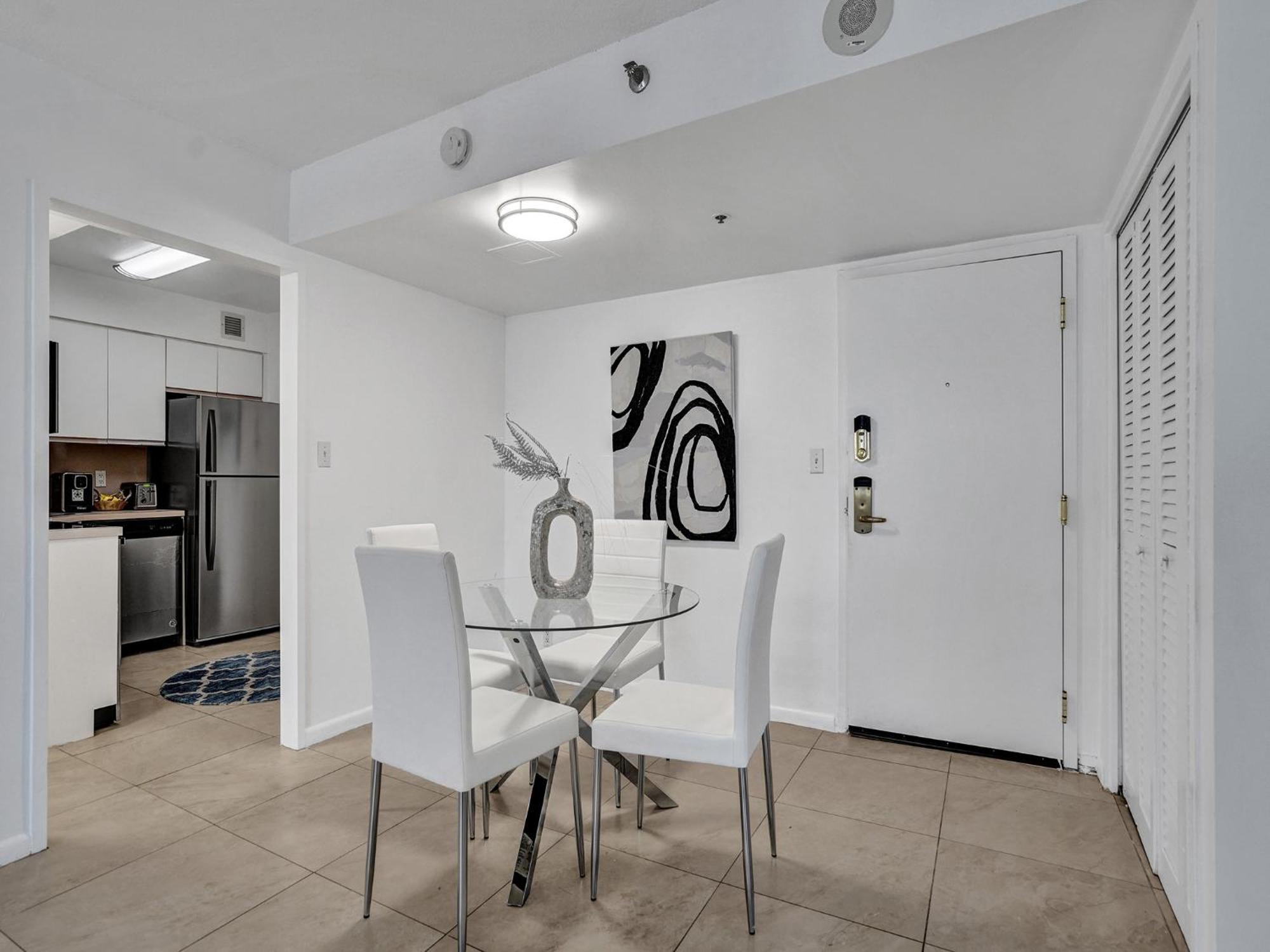 Cozy 2 Bedroom Ocean View Service 707