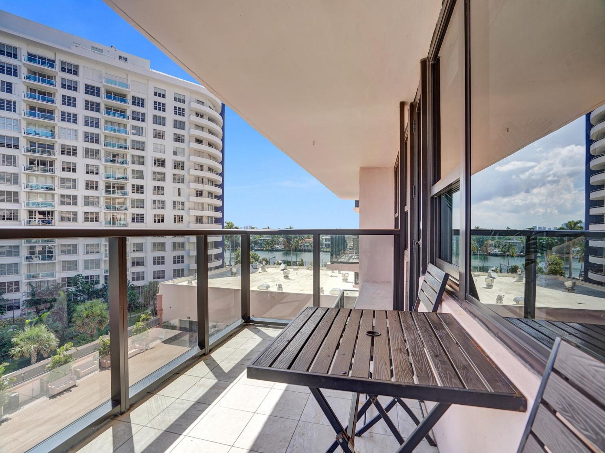 Cozy 2 Bedroom Ocean View Service 707 *
