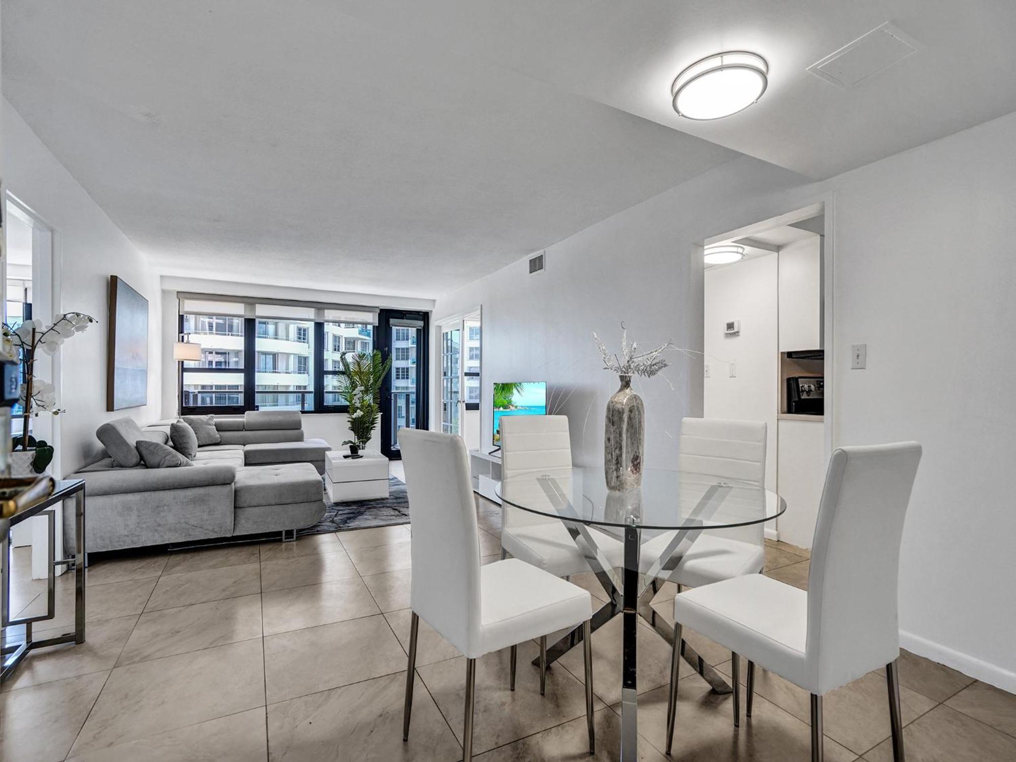 Cozy 2 Bedroom Ocean View Service 707