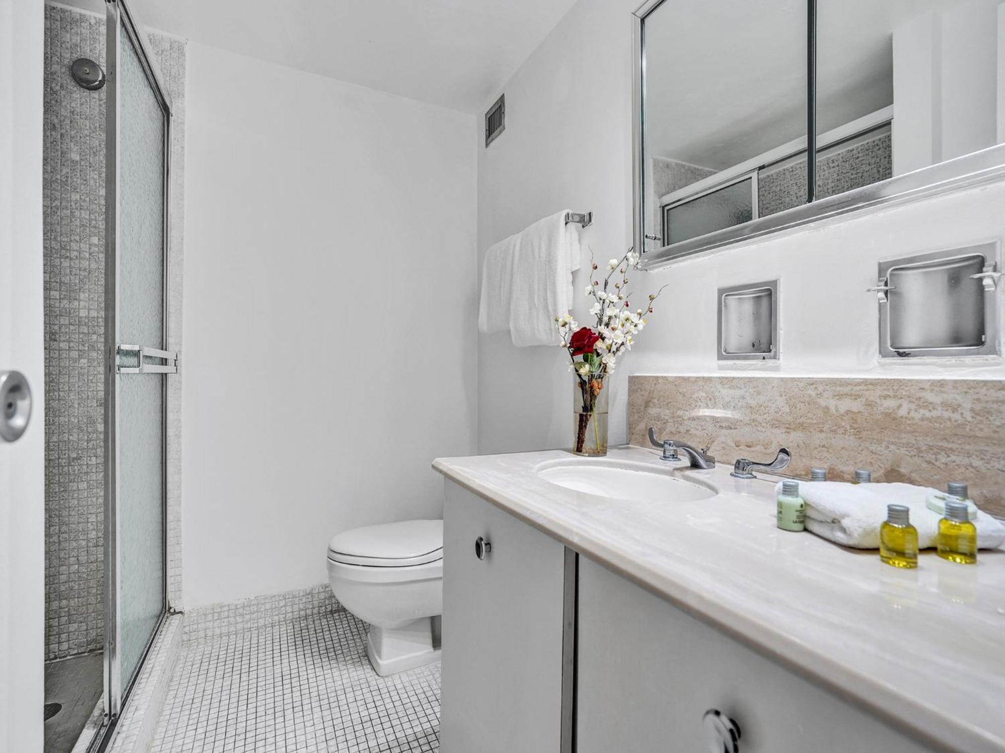 Apartment Cozy 2 Bedroom Ocean View Service 707