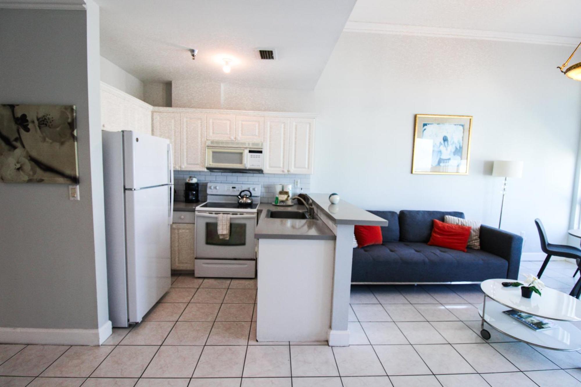 Castle Ph12 Spacious Bay View Penthouse, Pool, Tennis, Free Parking
