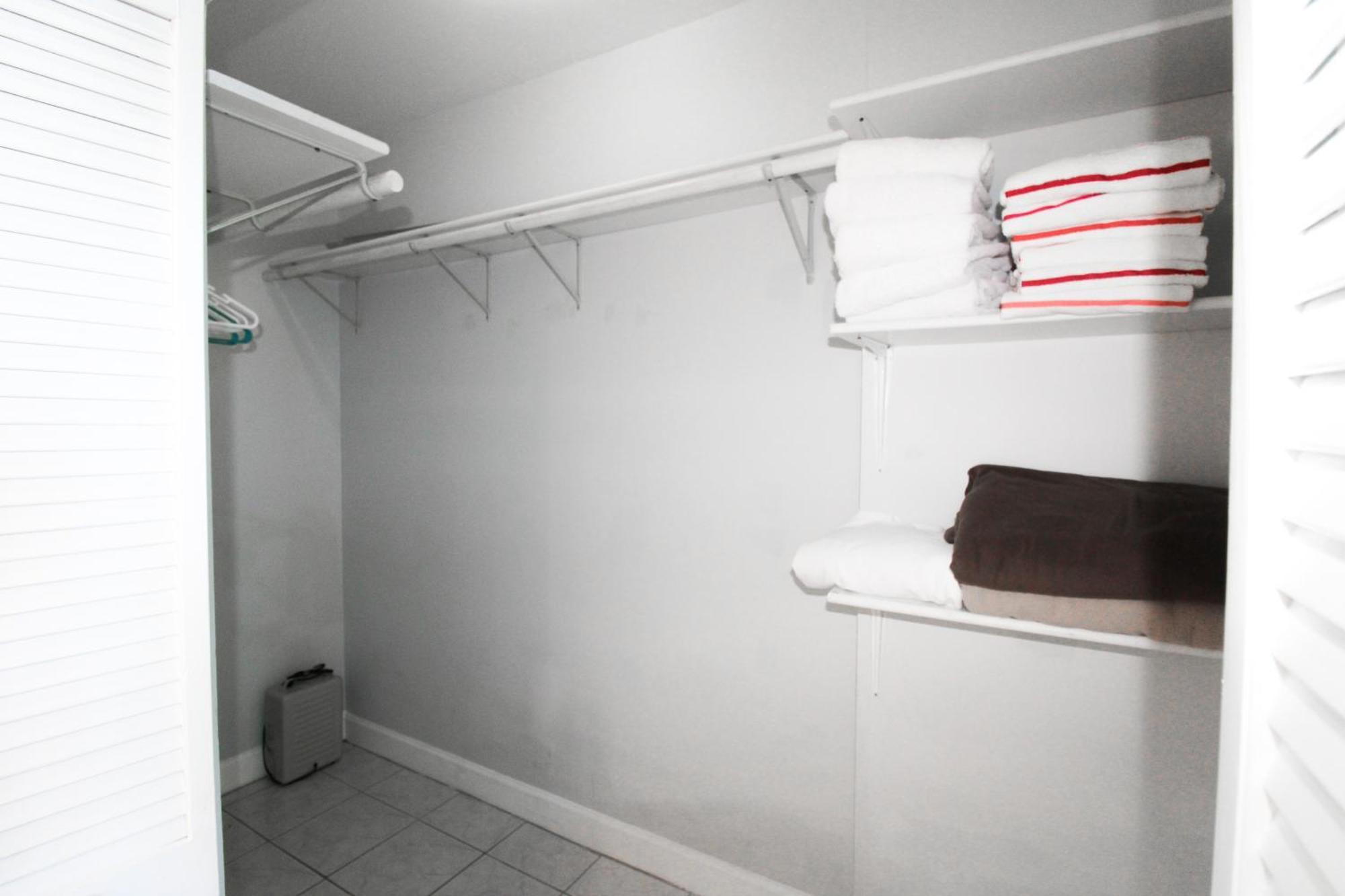 Castle Ph12 Spacious Bay View Penthouse, Pool, Tennis, Free Parking Holiday home