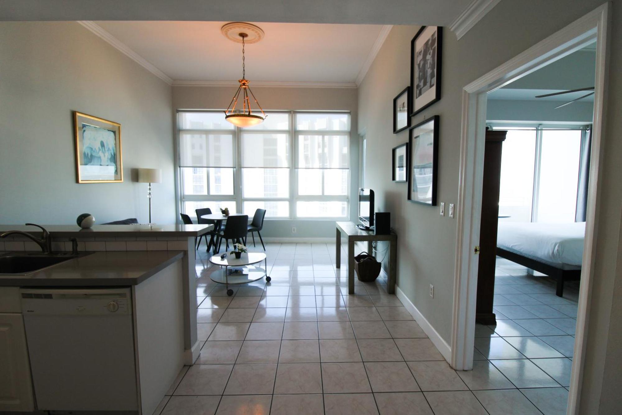 Castle Ph12 Spacious Bay View Penthouse, Pool, Tennis, Free Parking Holiday home