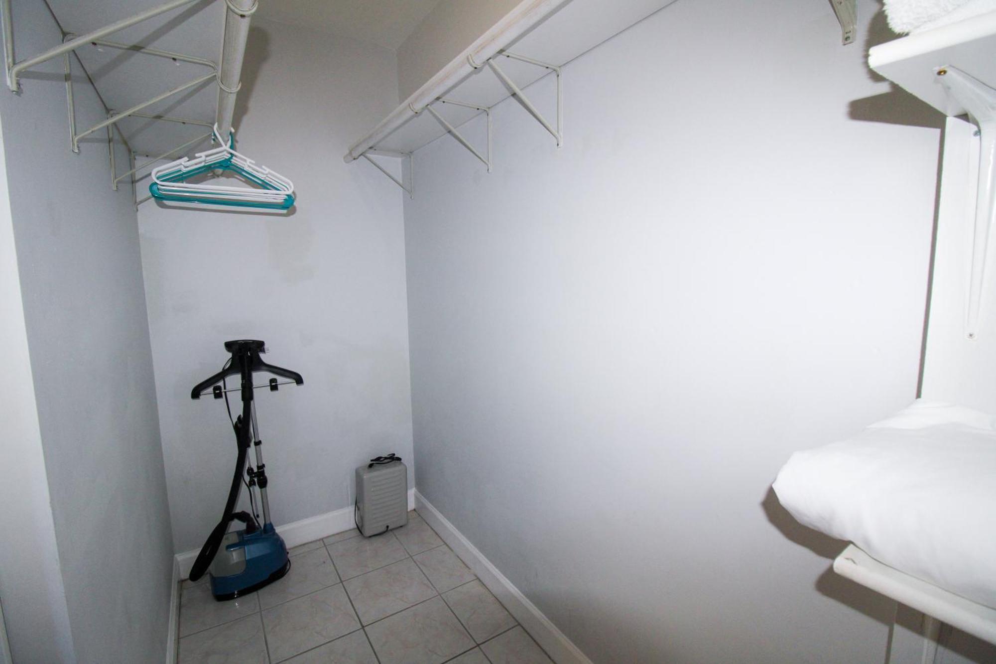 Castle Ph12 Spacious Bay View Penthouse, Pool, Tennis, Free Parking *