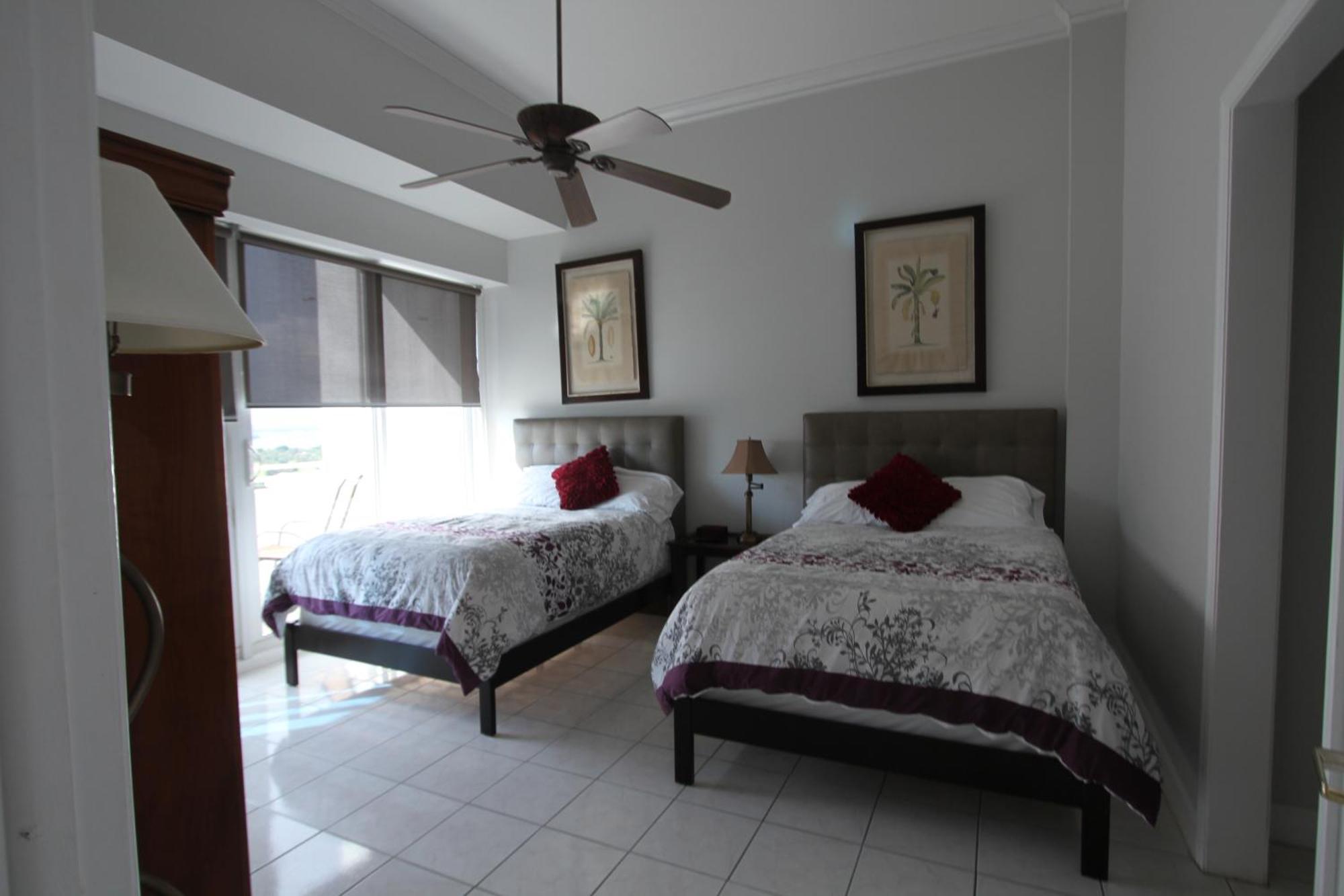 Castle Ph12 Spacious Bay View Penthouse, Pool, Tennis, Free Parking Holiday home *