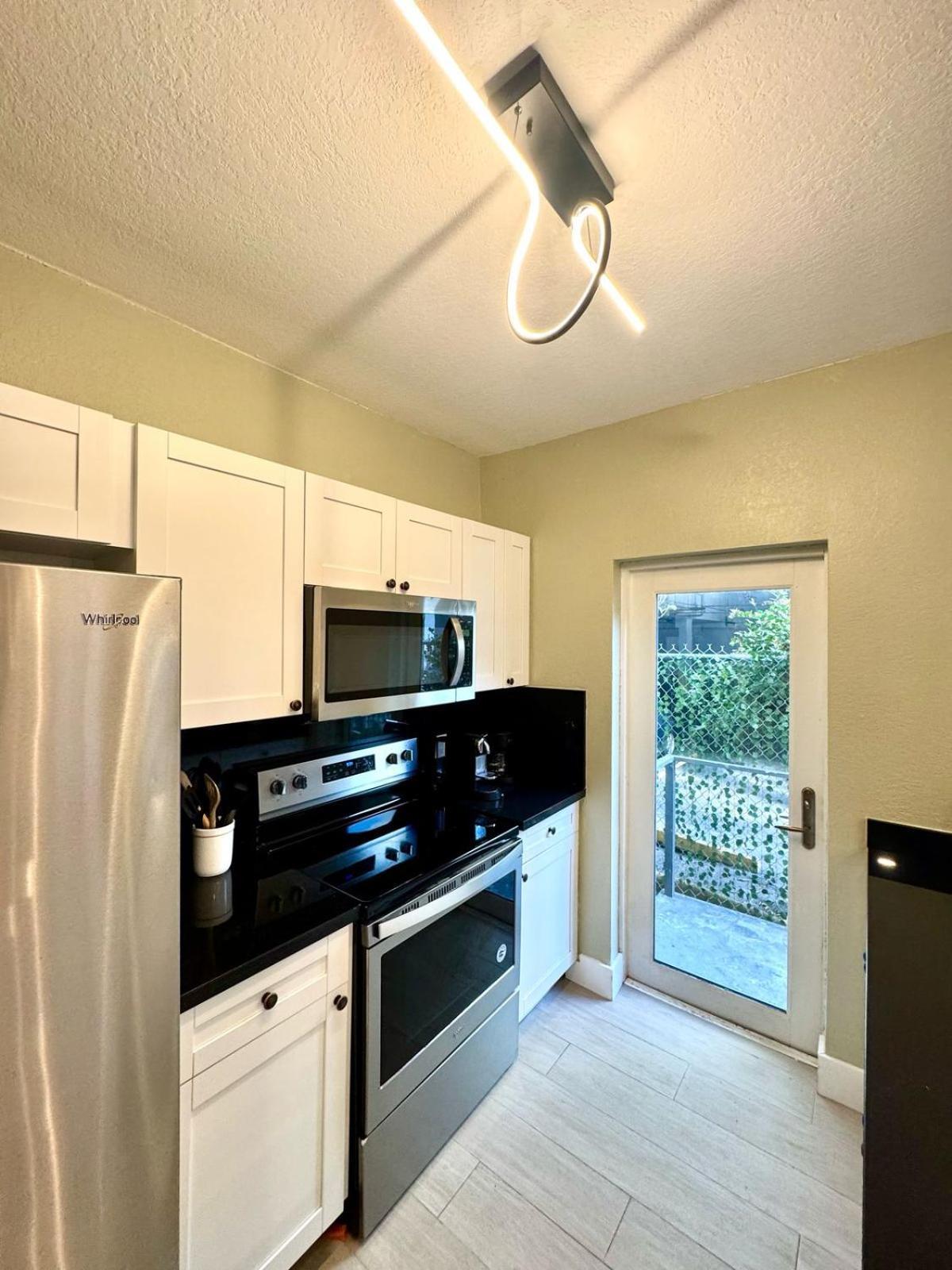 In Miamibeach Available For 1 To 6months *
