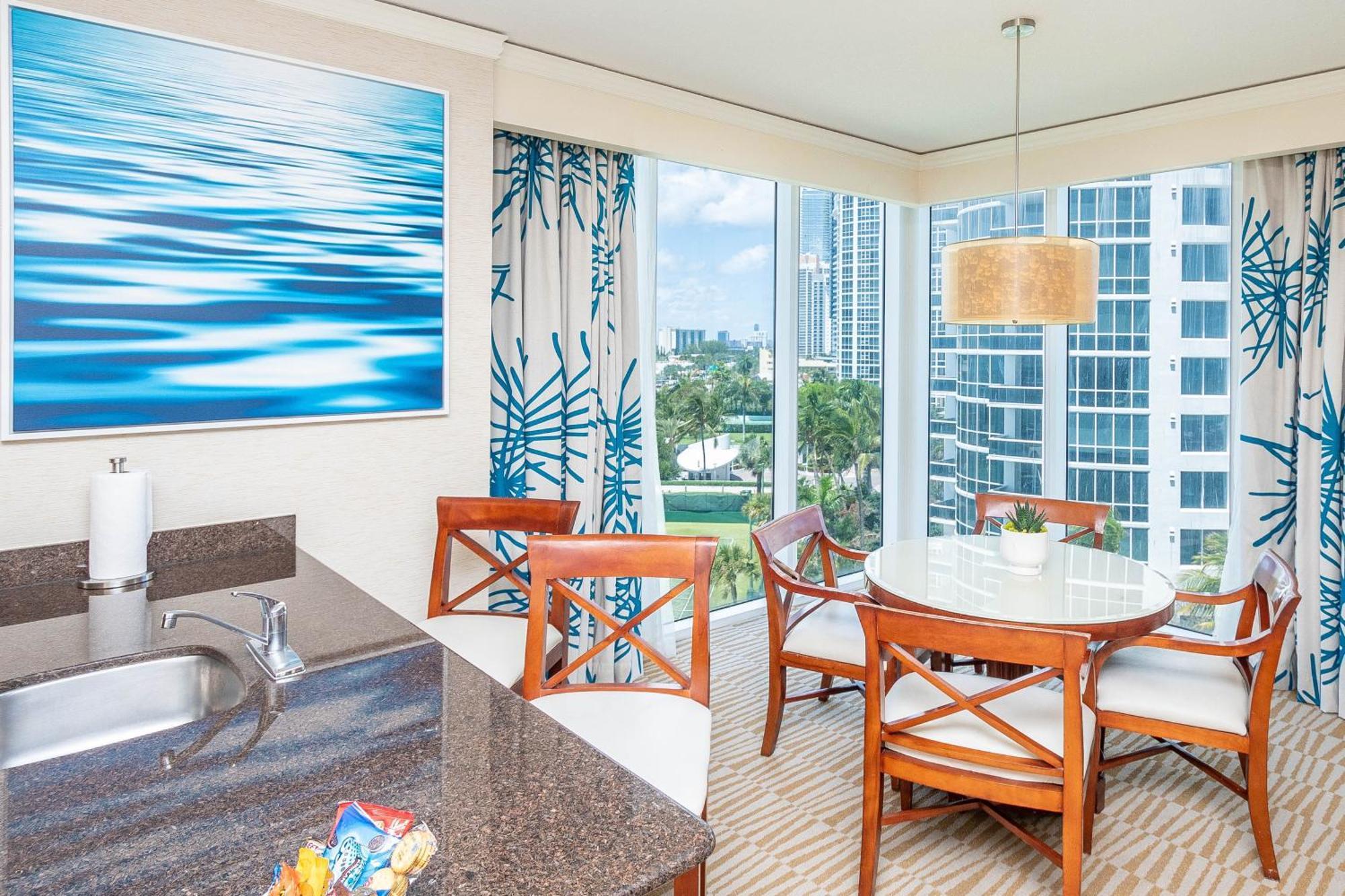 Luxury Trump International Ocean View 1100sf 1 Bd Apartment Miami Beach