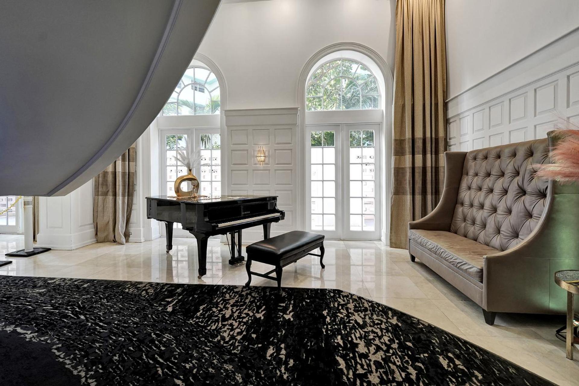 Beachside With Amenities, Including Pools, Gym, And Bathtub 503