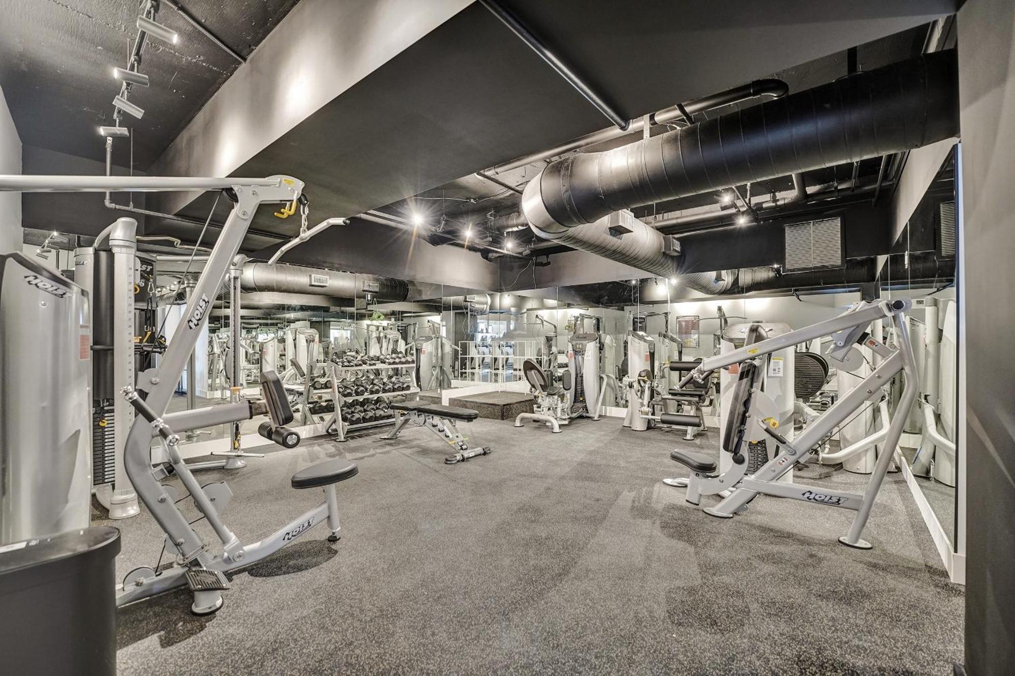 Beachside With Amenities, Including Pools, Gym, And Bathtub 503 Miami Beach