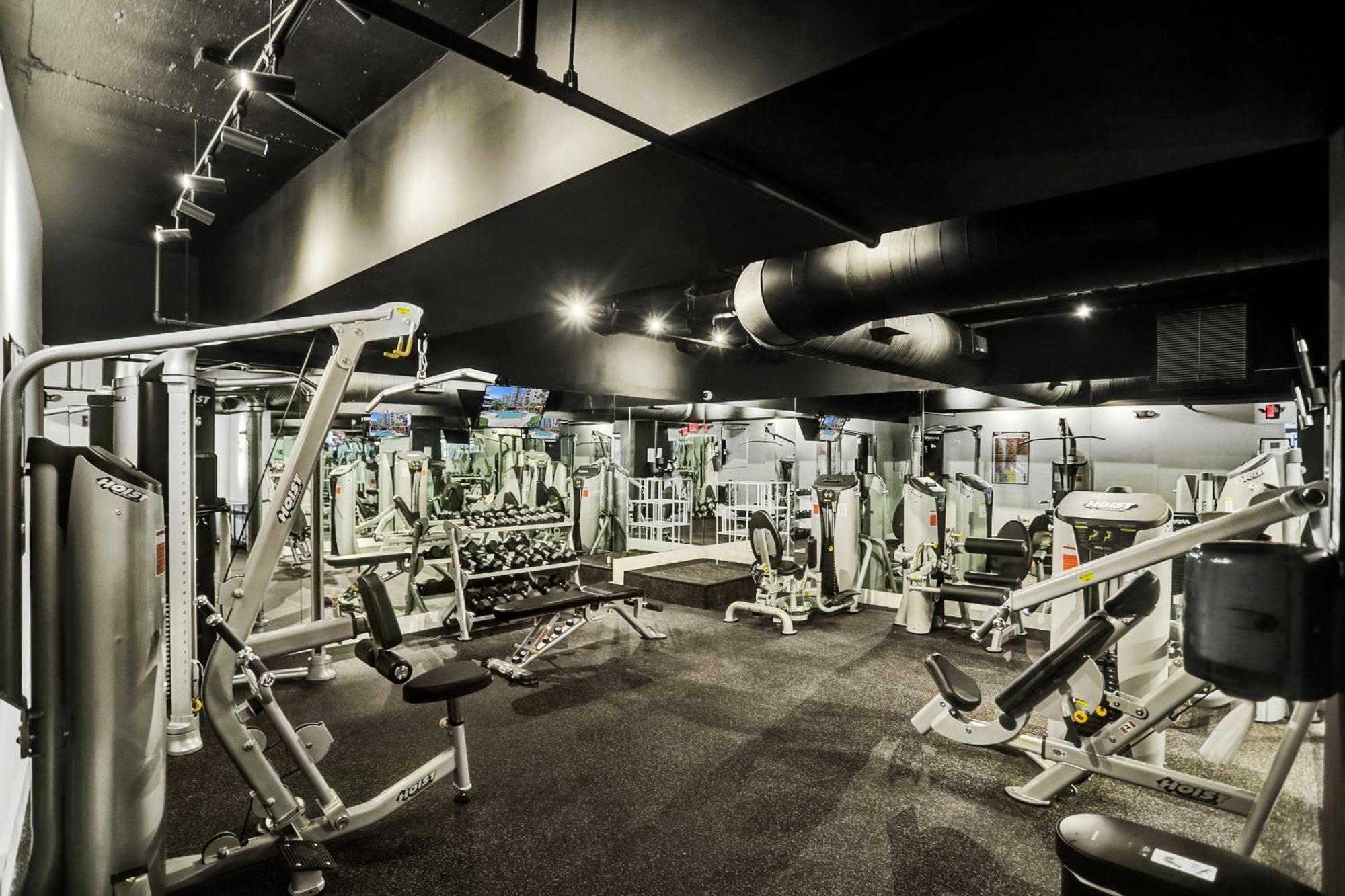 Beachside With Amenities, Including Pools, Gym, And Bathtub 503