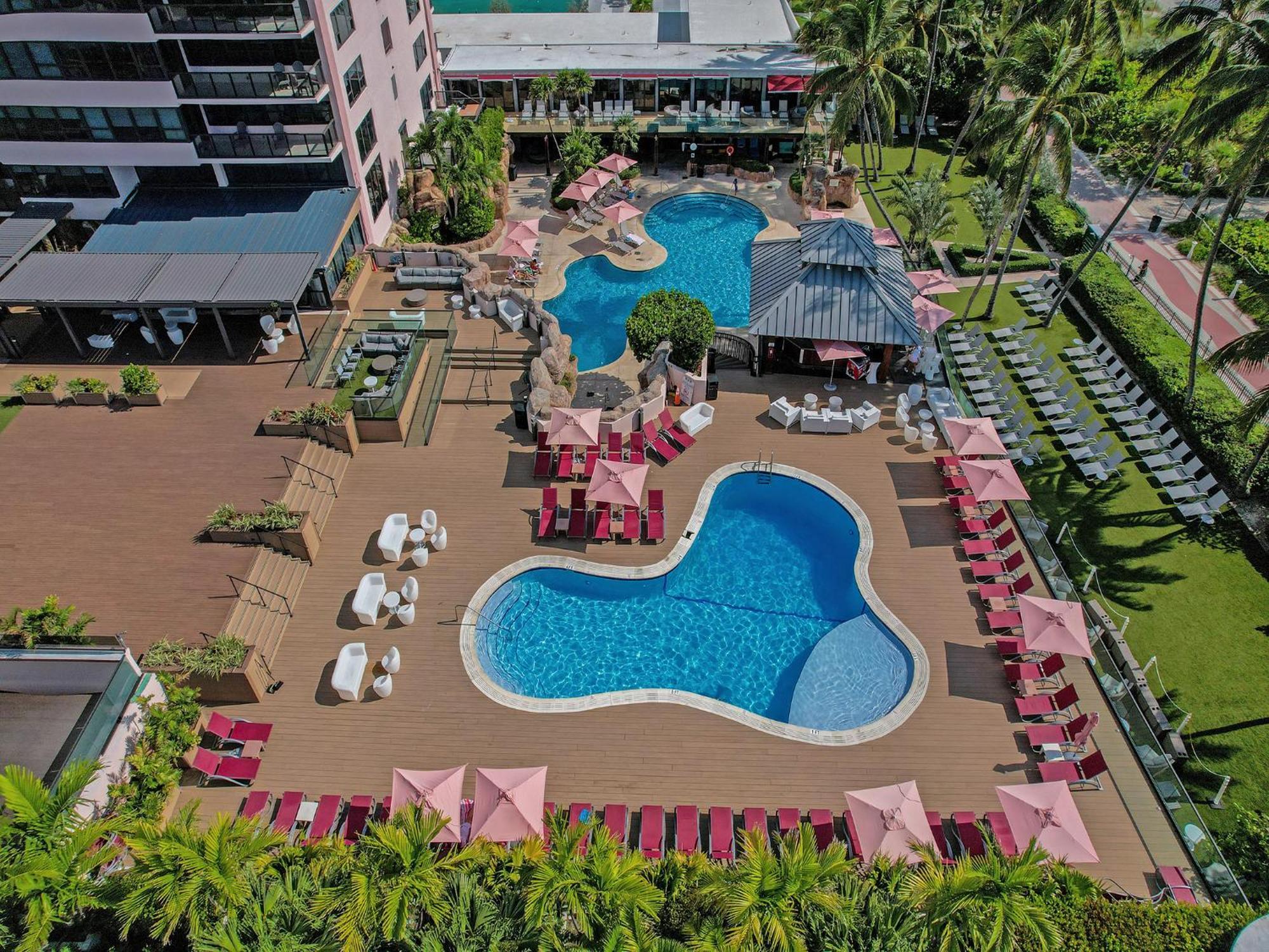 Beachside With Amenities, Including Pools, Gym, And Bathtub 503