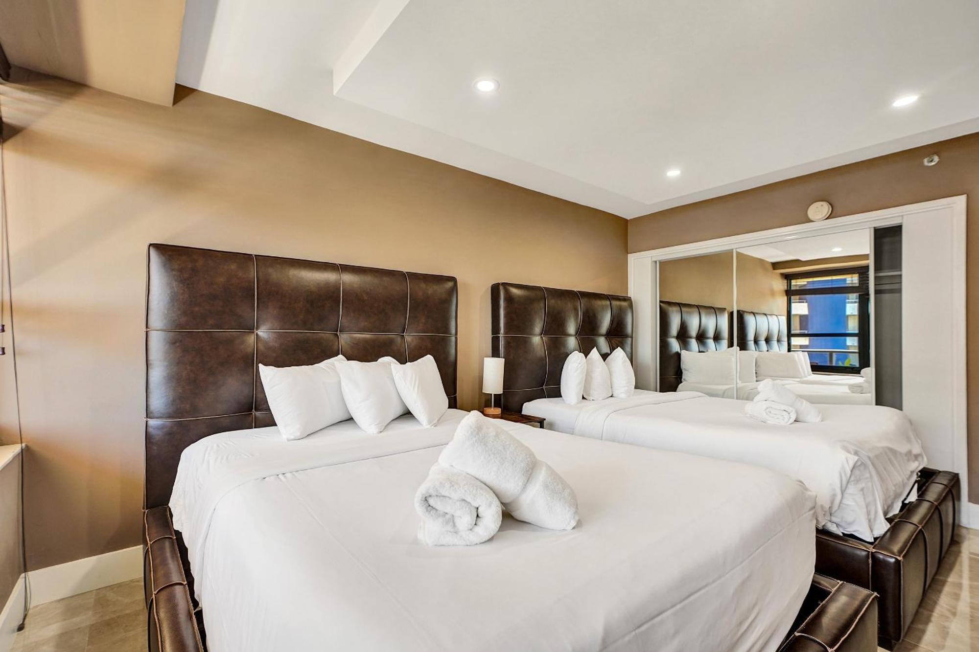 Beachside With Amenities, Including Pools, Gym, And Bathtub 503 Apartment