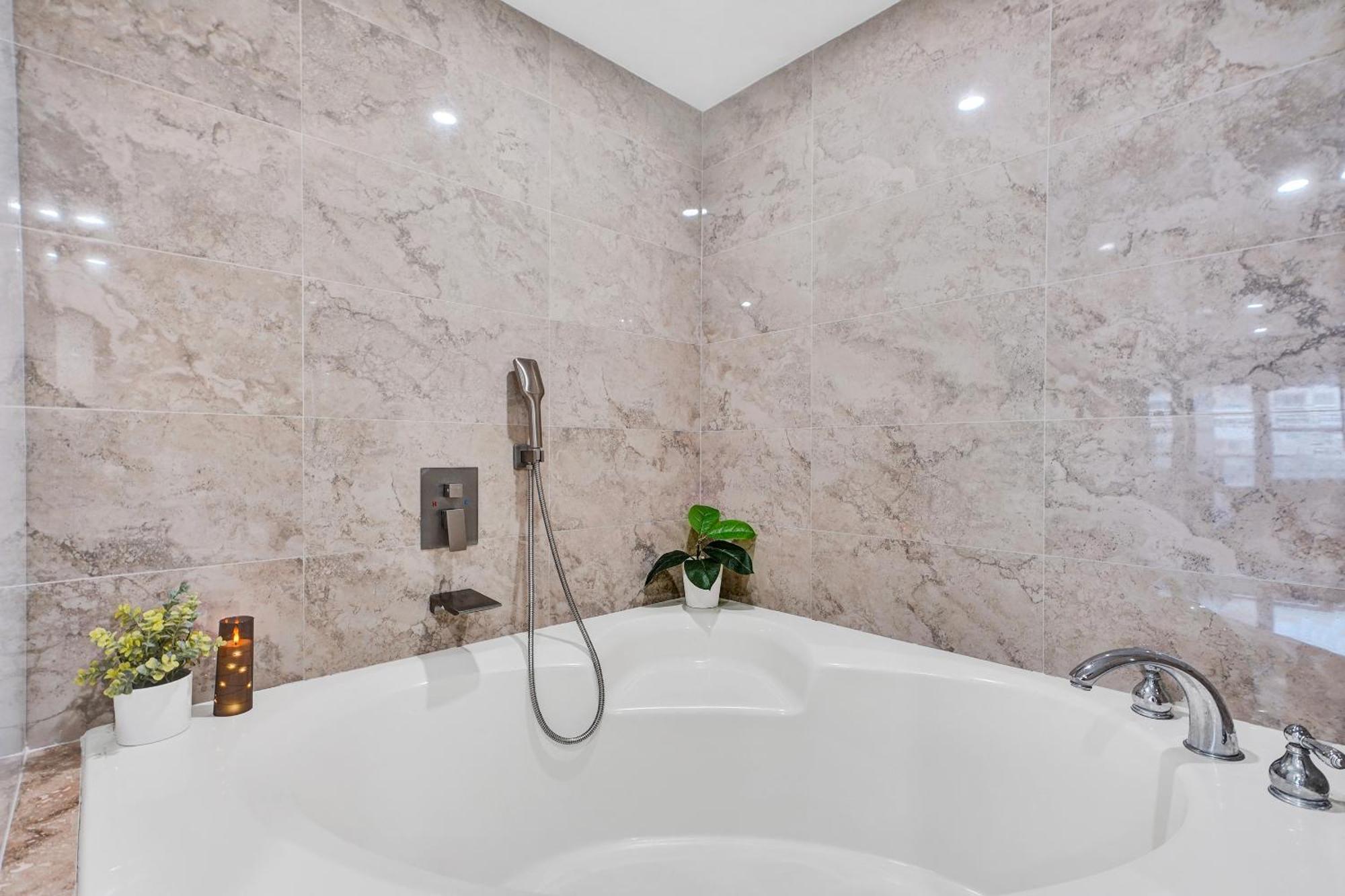 Beachside With Amenities, Including Pools, Gym, And Bathtub 503 Apartment