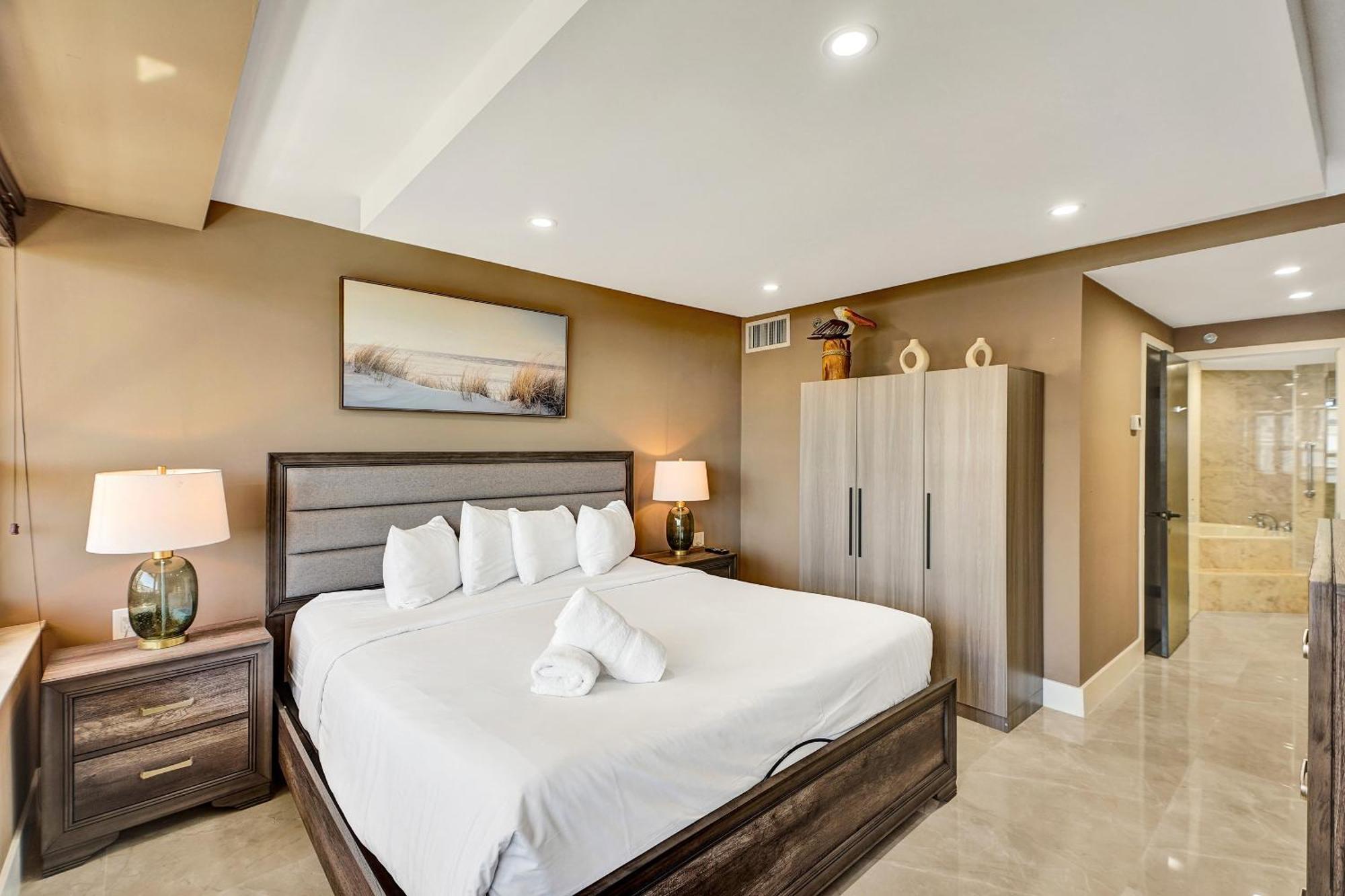 Beachside With Amenities, Including Pools, Gym, And Bathtub 503 Apartment