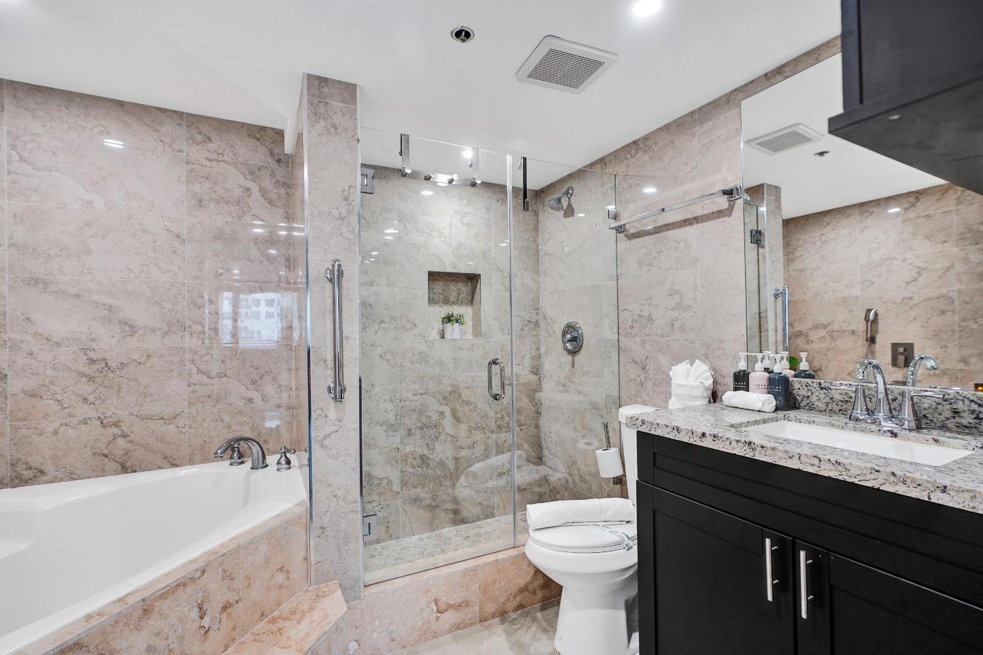 Beachside With Amenities, Including Pools, Gym, And Bathtub 503 Apartment *