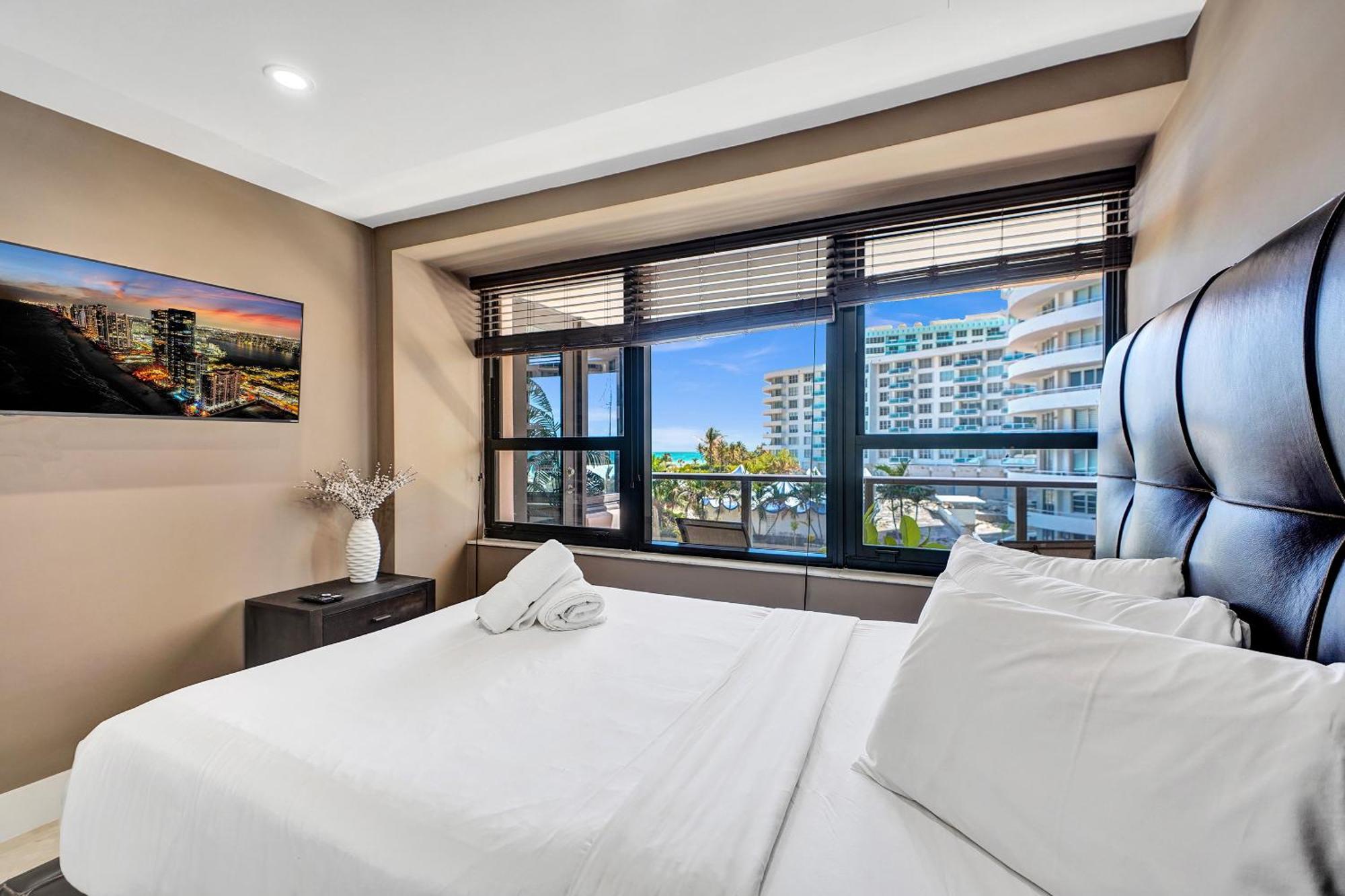 Beachside With Amenities, Including Pools, Gym, And Bathtub 503 Apartment