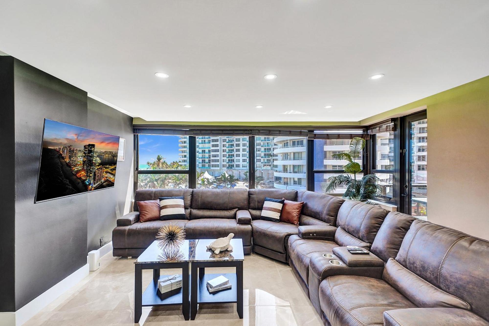 Beachside With Amenities, Including Pools, Gym, And Bathtub 503