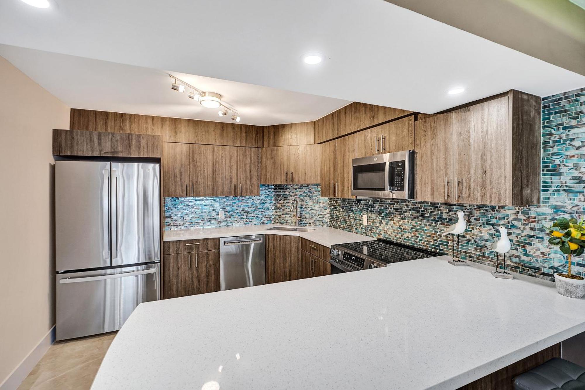 Beachside With Amenities, Including Pools, Gym, And Bathtub 503 Apartment