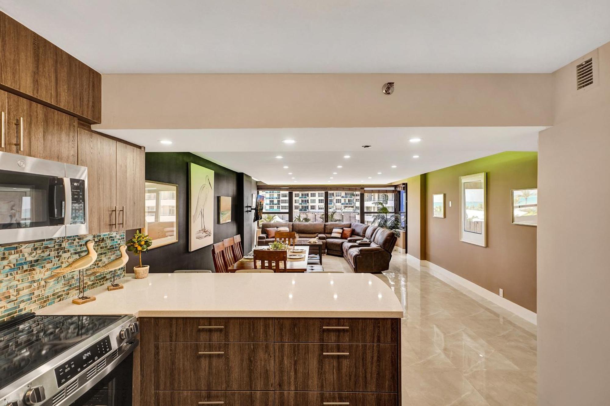 Beachside With Amenities, Including Pools, Gym, And Bathtub 503 Apartment