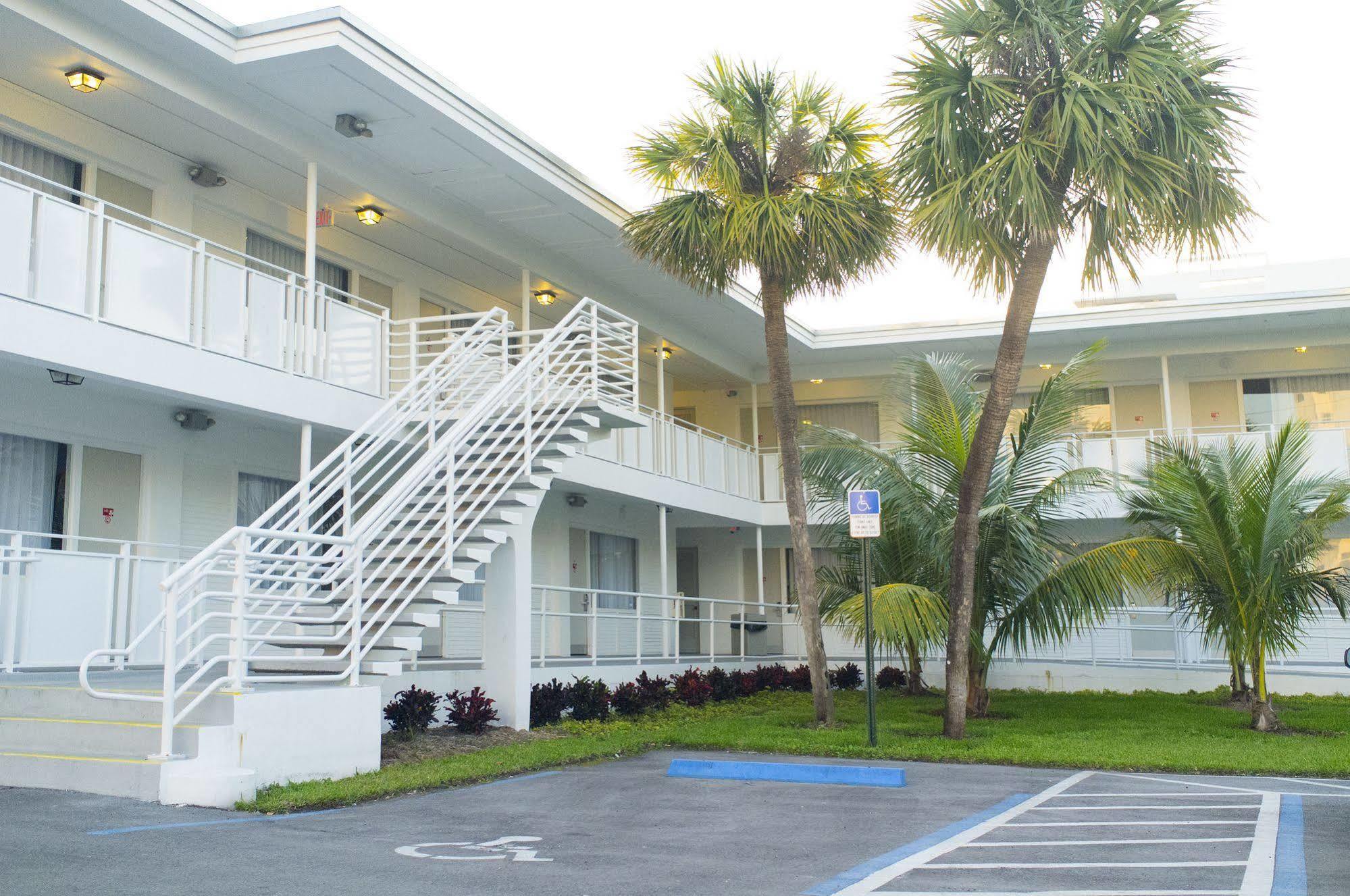 Collins Hotel Miami Beach