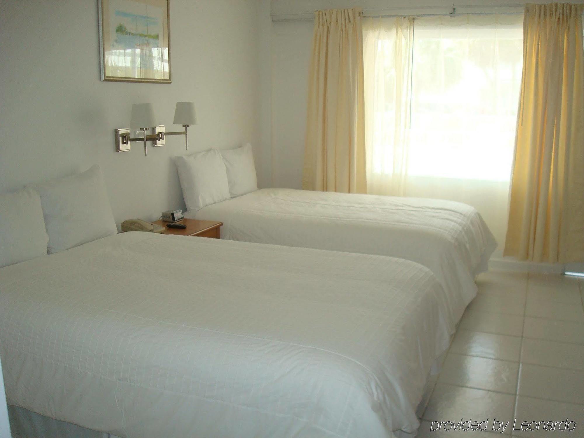 Collins Hotel 3*