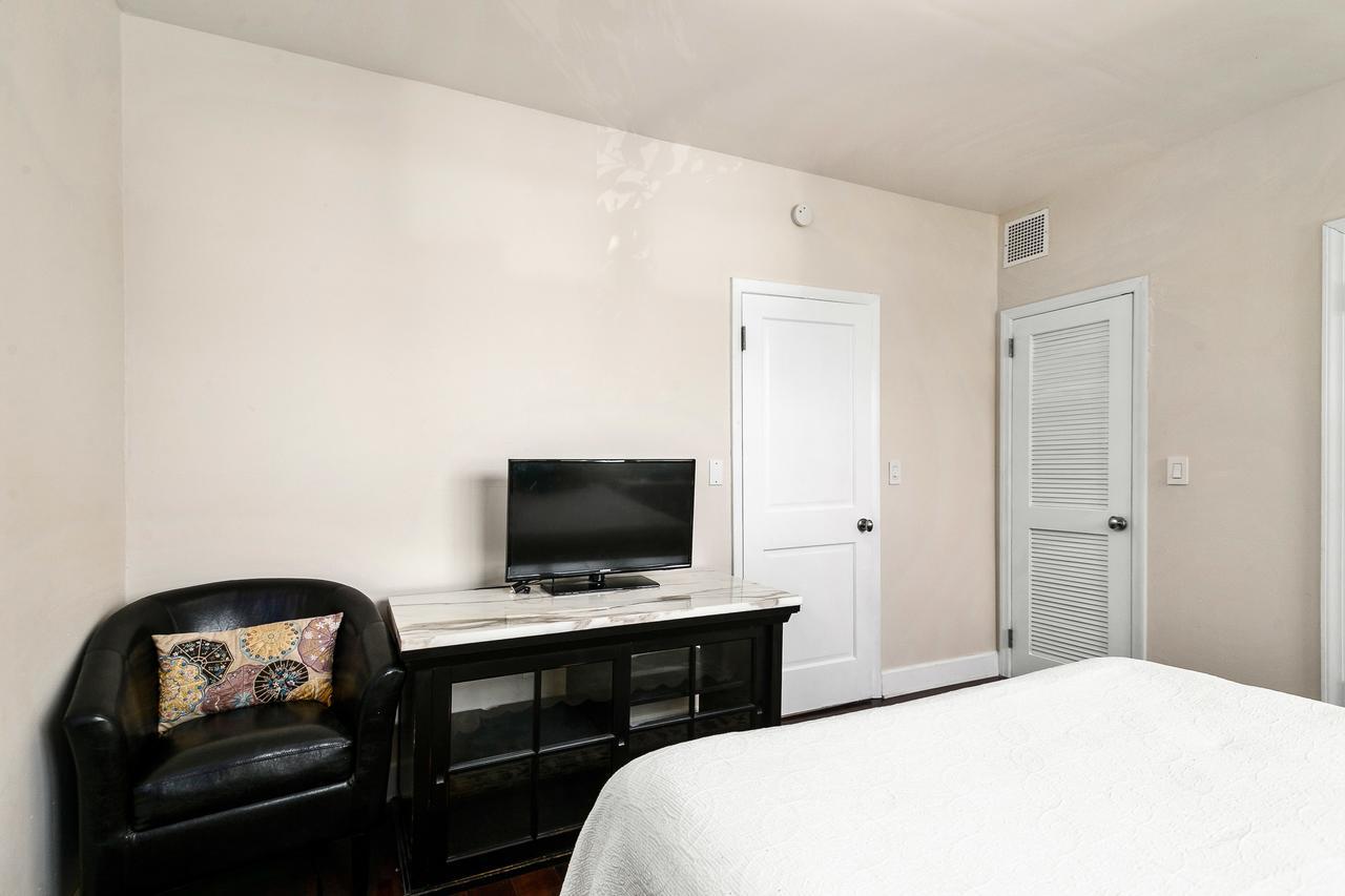 Apartment Two Bedroom Two Bath 2 Block To Beach