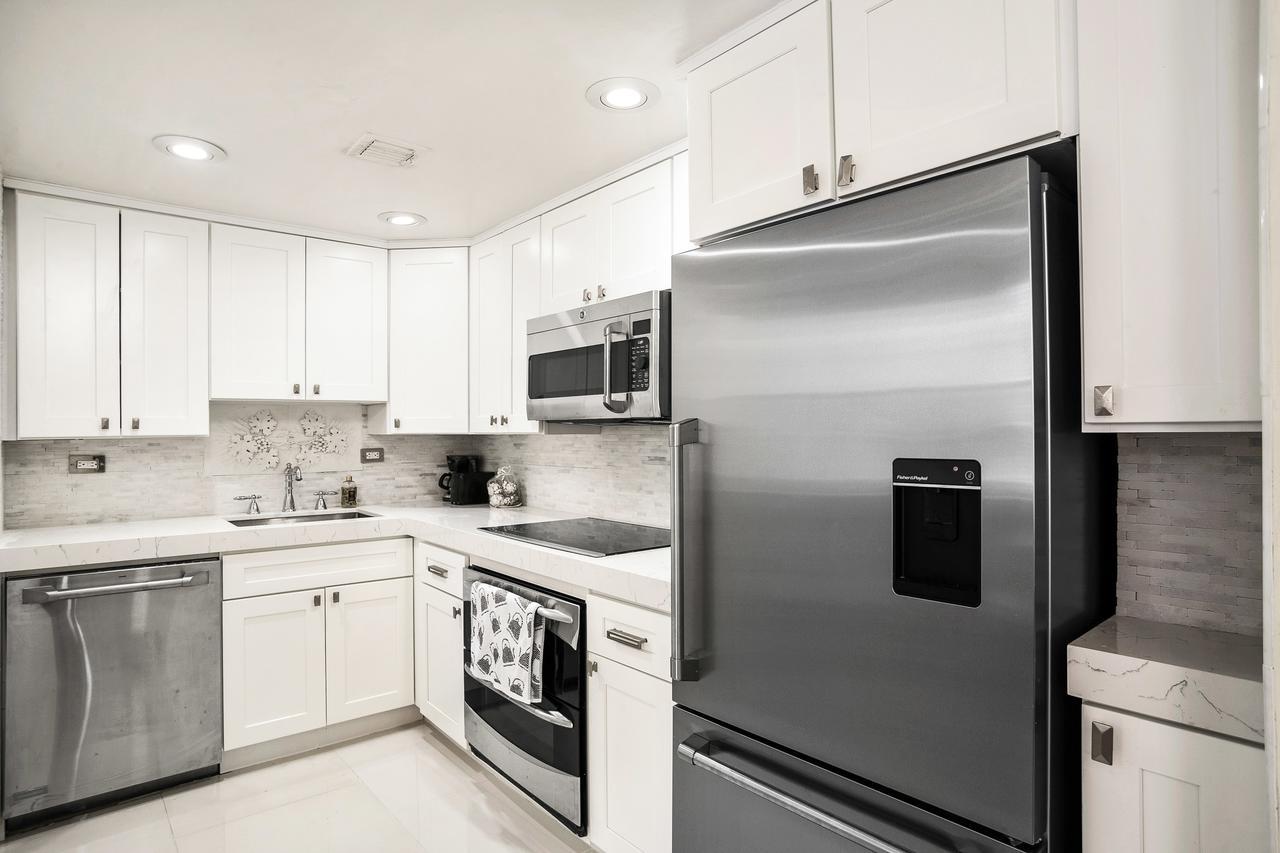Apartment Two Bedroom Two Bath 2 Block To Beach