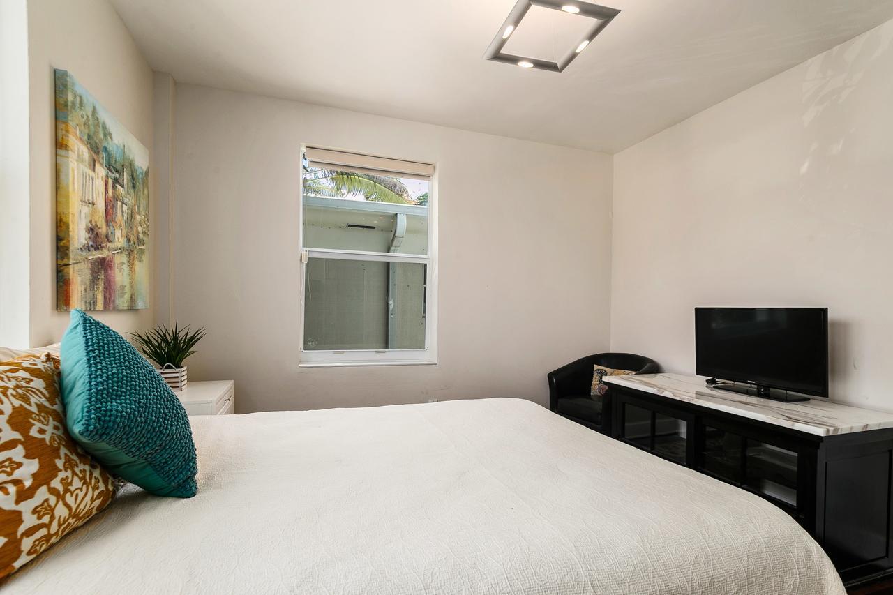 Two Bedroom Two Bath 2 Block To Beach Apartment