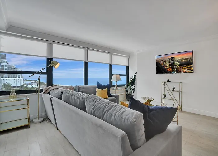 Adorable 2 Bedroom Condo Beach Service 904