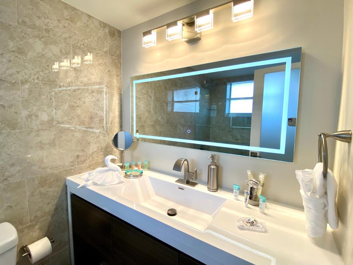 Modern Waterfront With Miami Skyline View, Free Parking 5 Mins Drive To Miami Apartment