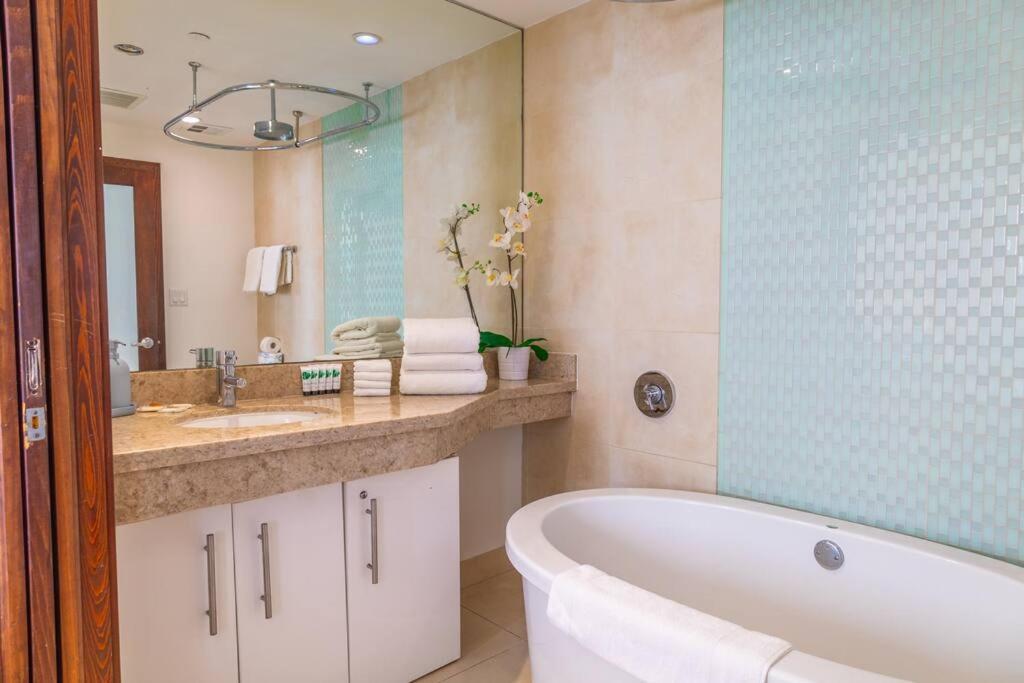 Apartment 1-bed With Rooftop Pool Ocean Dr By The B207 Miami Beach