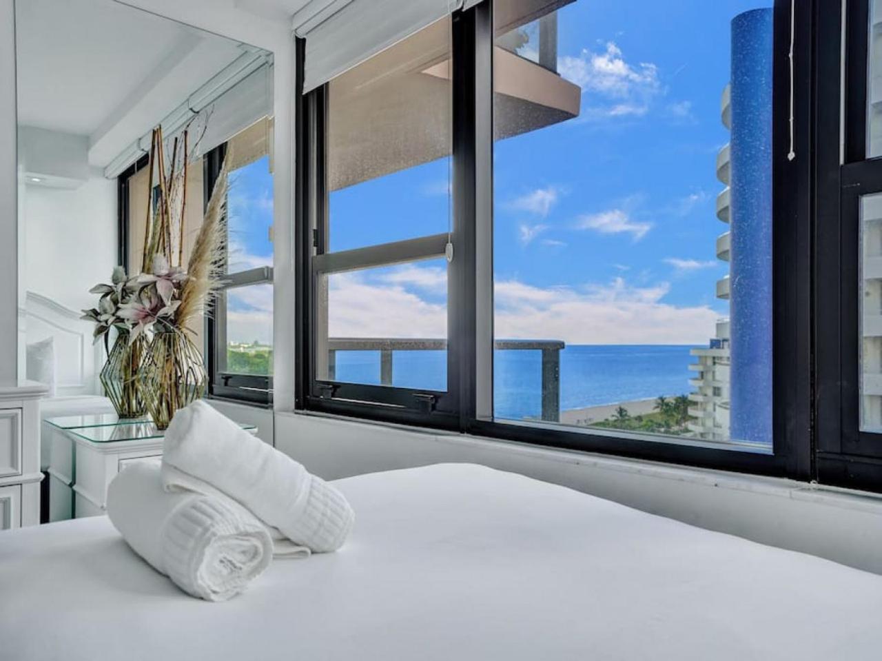 Beachfront W Service 1207 Apartment