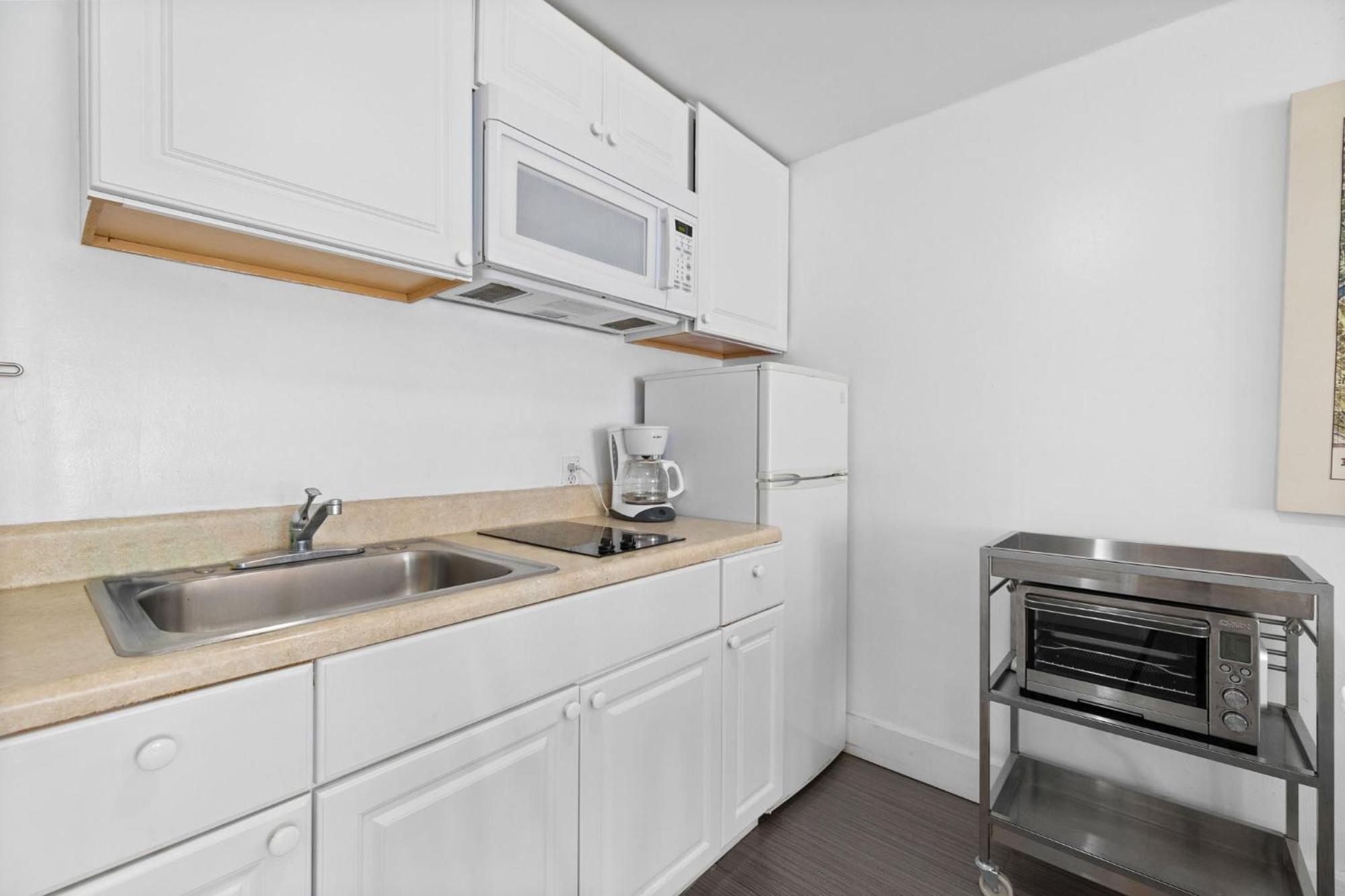 1 Bedroom - Ocean Drive & 6th Street.