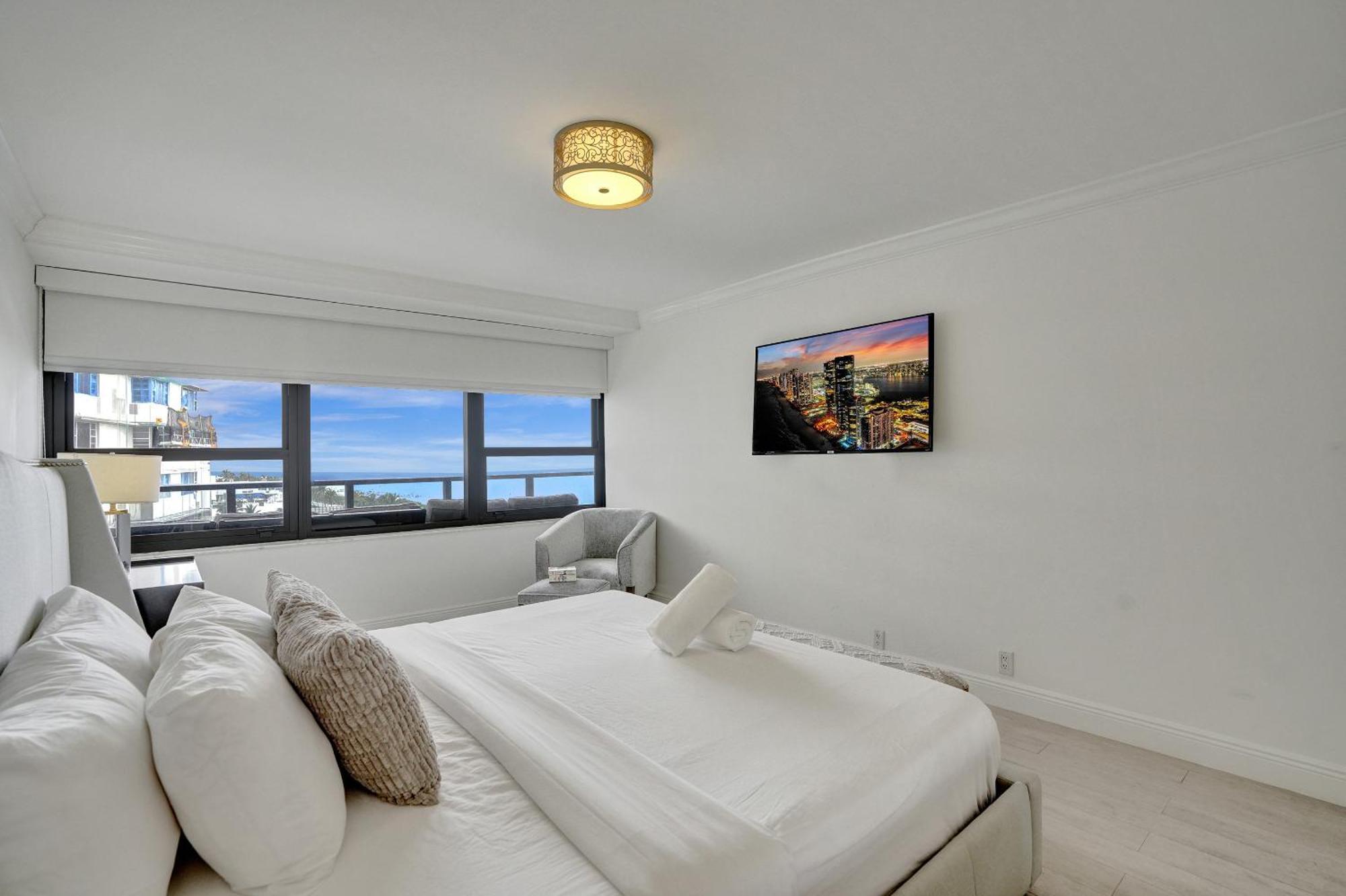Adorable 2 Bedroom Service 904 Miami Beach
