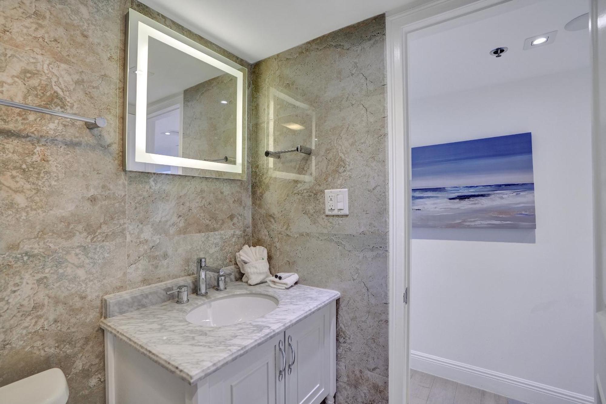 Adorable 2 Bedroom Service 904 Apartment