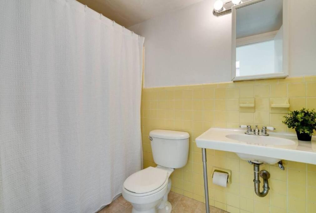 801- Miami Gem 1br 2ba, Balcony, Ocean Views Apartment *