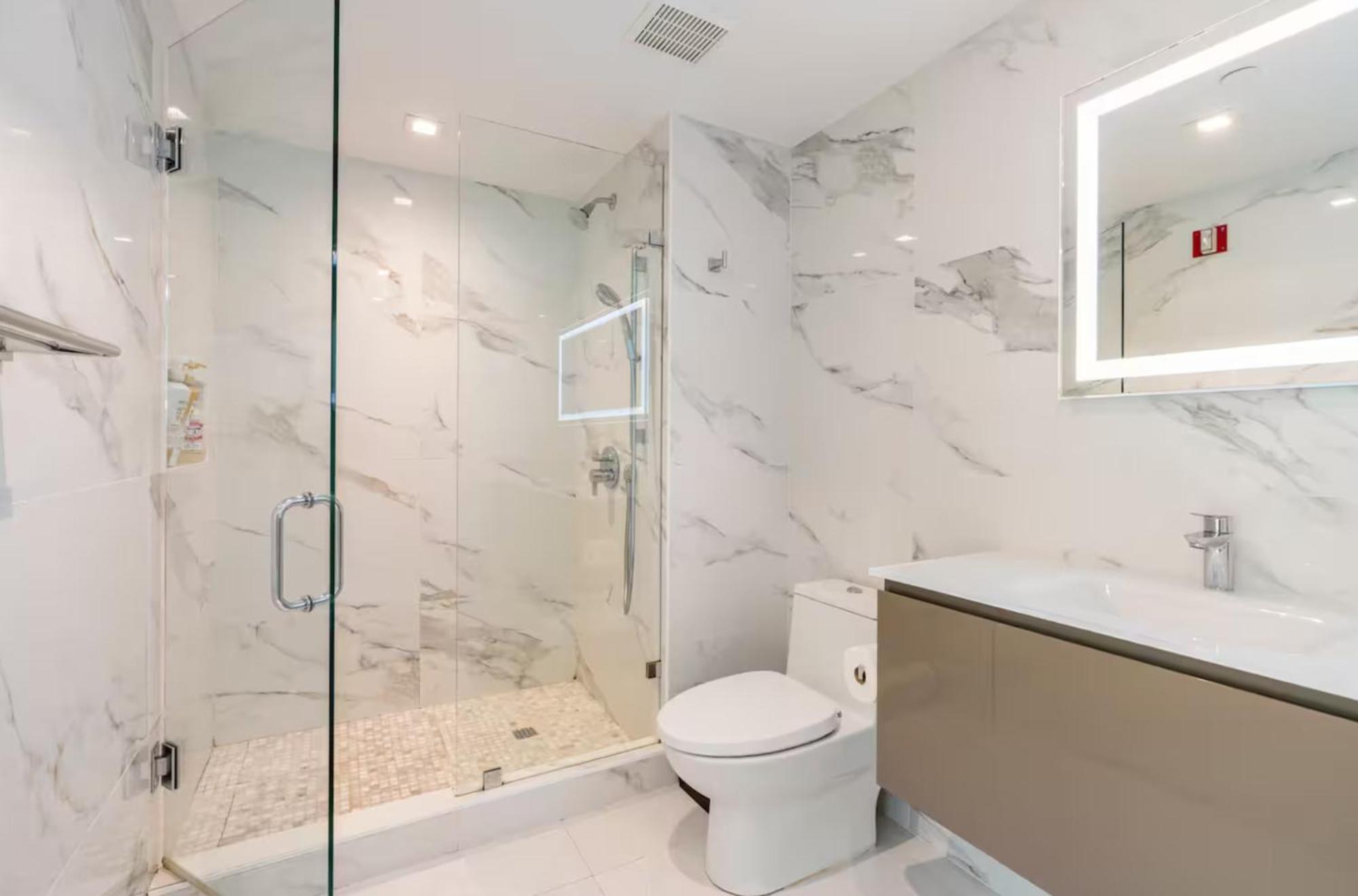 Beachfront Bentley One Bedroom With Balcony And Access Miami Beach