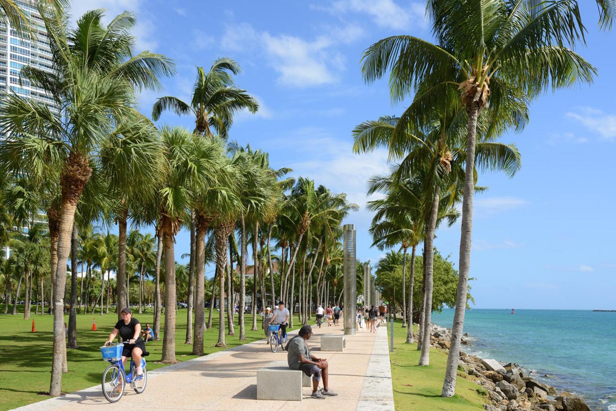 Beachfront Bentley One Bedroom With Balcony And Access Apartment