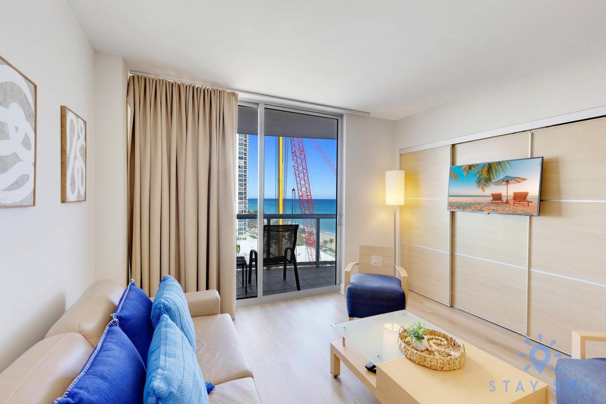 5 Beachfront Pool Ocean View Balcony *