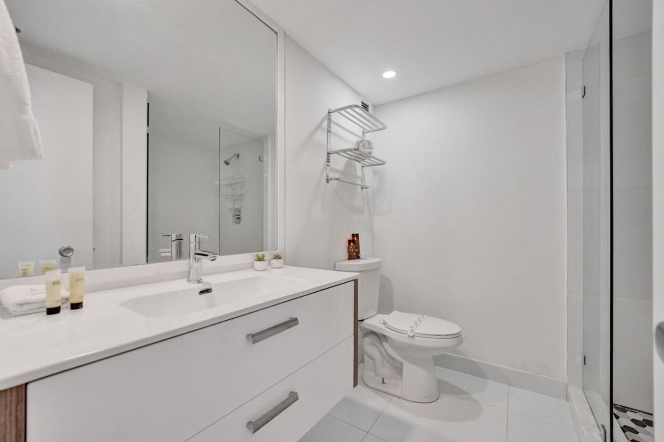 Ocean View Spacious 2 Bdr Service 609