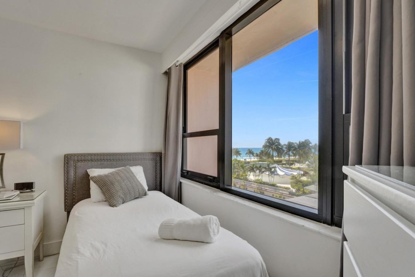 Ocean View Spacious 2 Bdr Service 609 * Miami Beach
