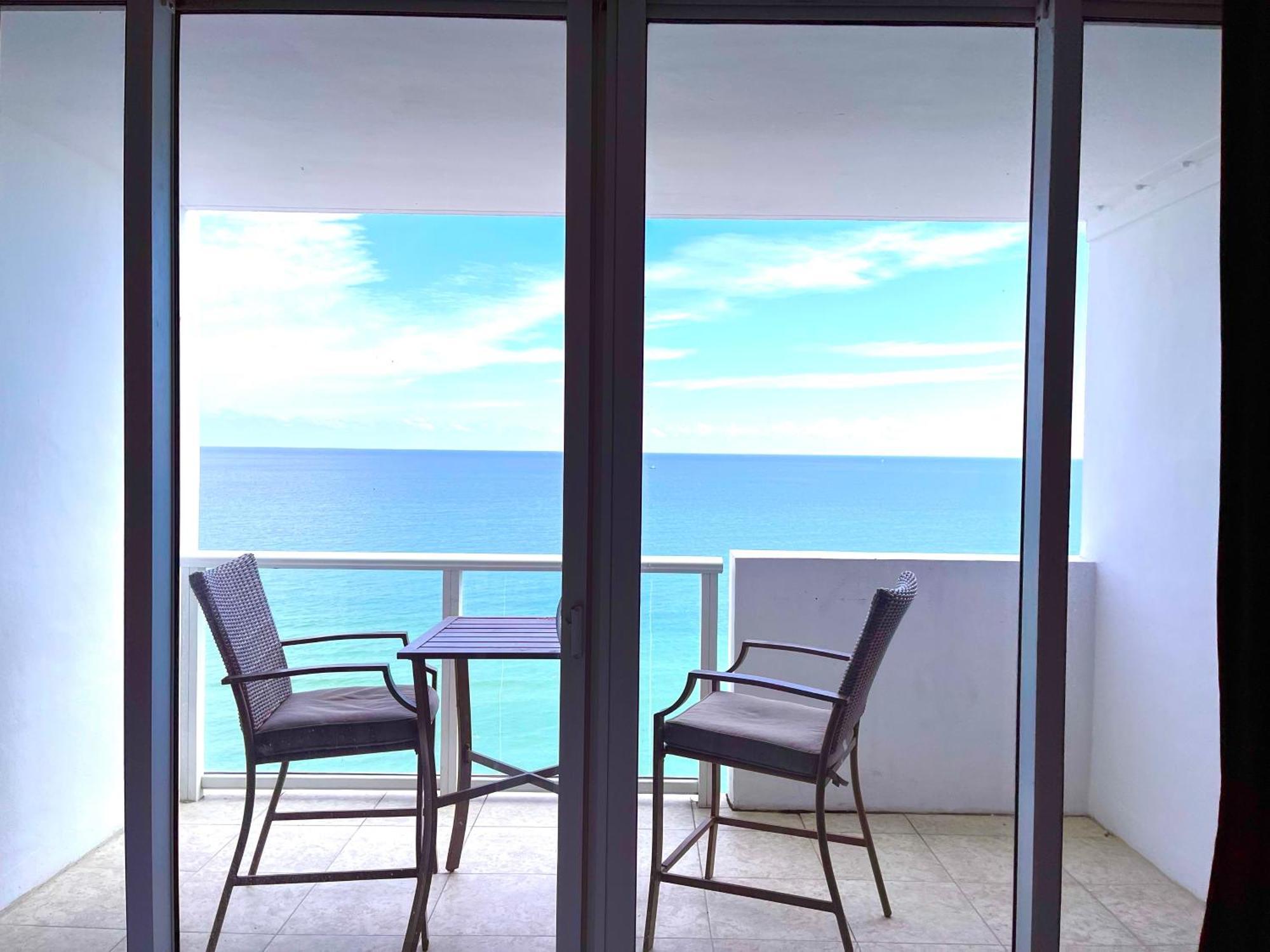 Castle 1527 Balcony Direct Access, Pool, Tennis, Free Parking Holiday home Miami Beach