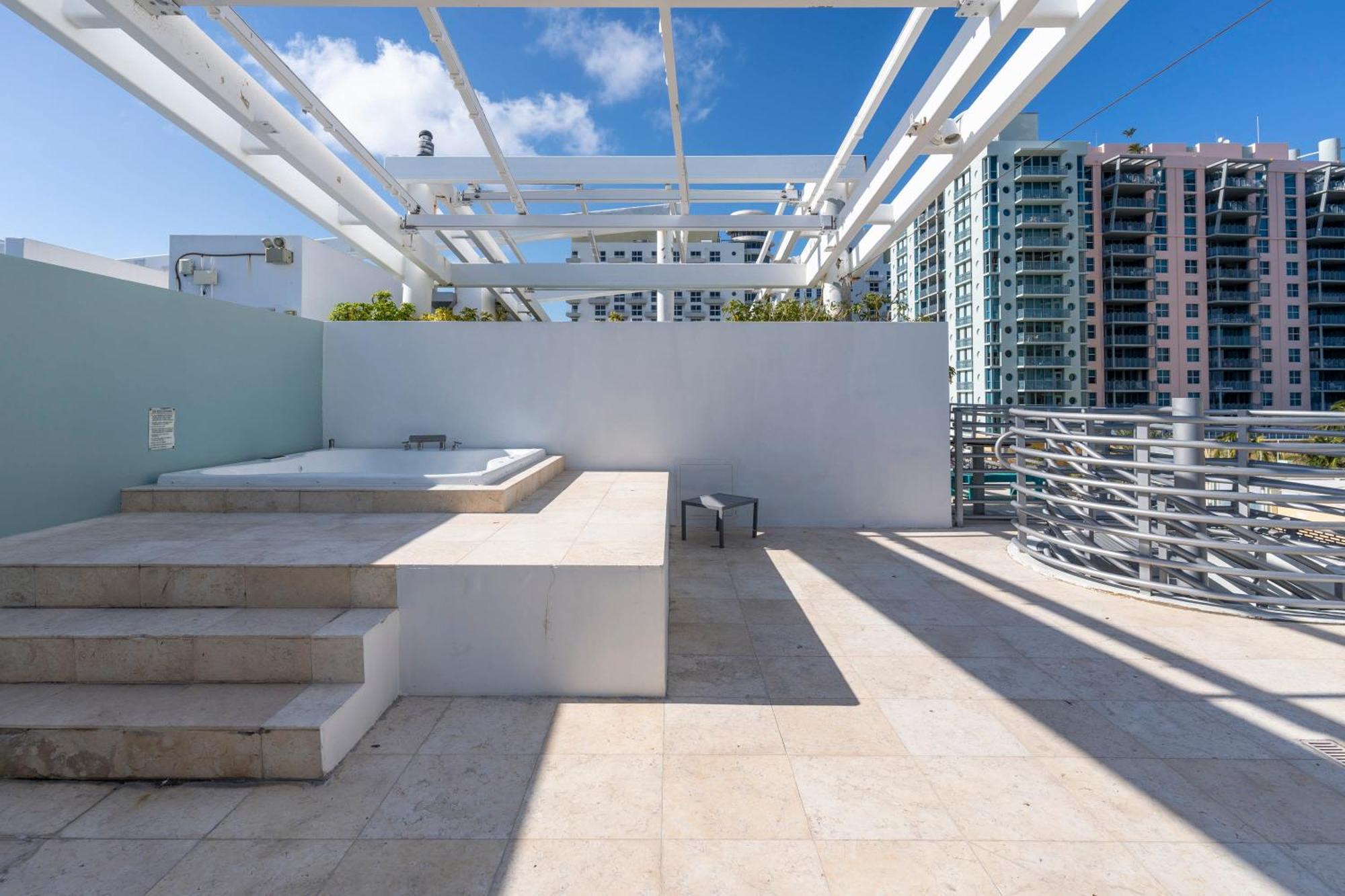 Chasing Waves Stunning Penthouse, Near Ocean Drive