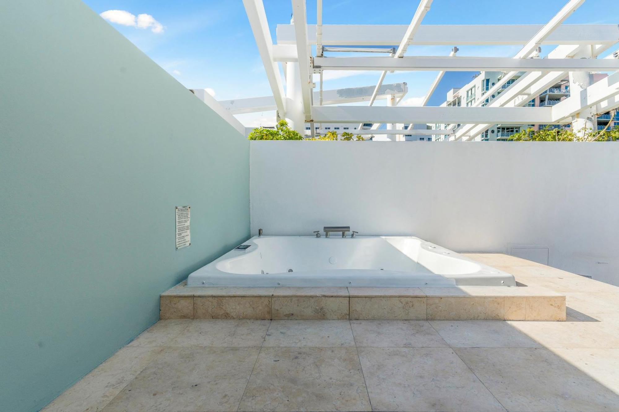Chasing Waves Stunning Penthouse, Near Ocean Drive Apartment Miami Beach