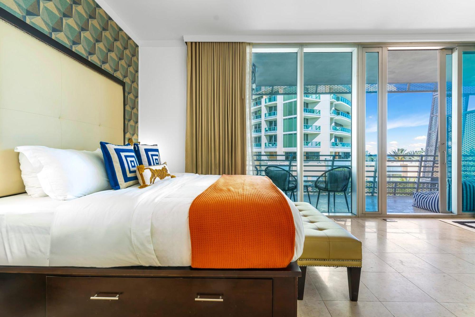 Chasing Waves Stunning Penthouse, Near Ocean Drive * Miami Beach