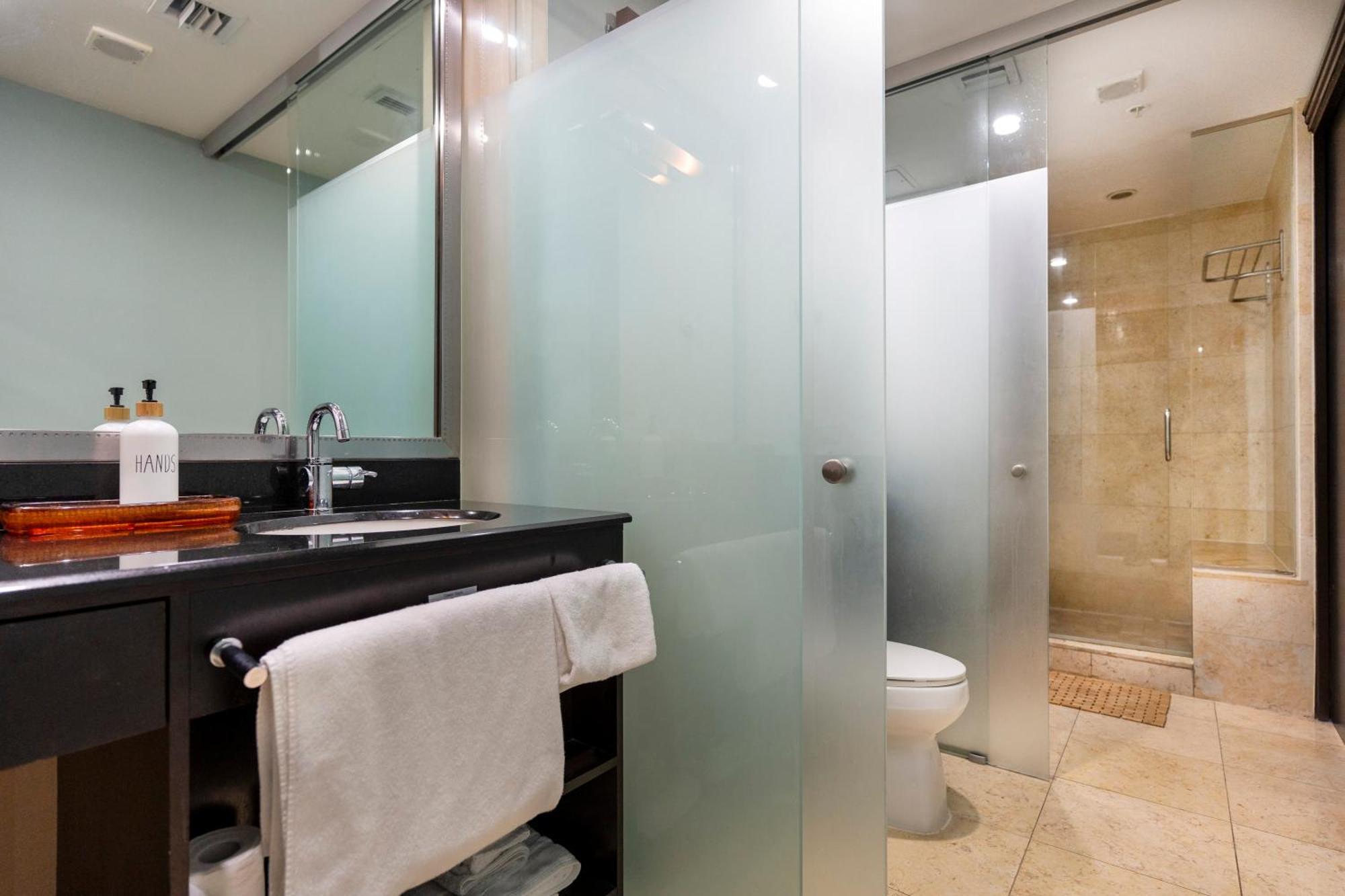 Chasing Waves Stunning Penthouse, Near Ocean Drive Apartment *