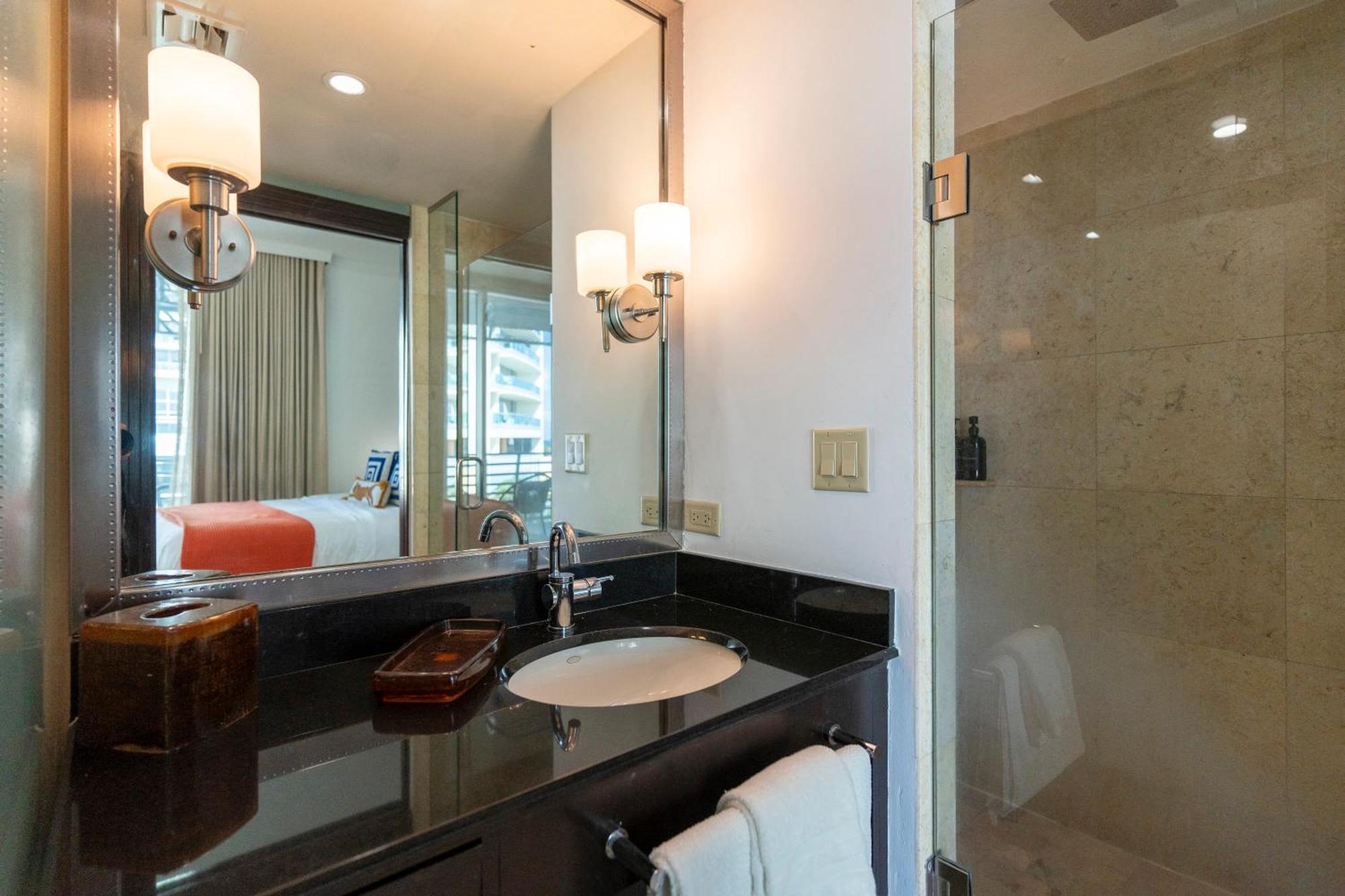 Chasing Waves Stunning Penthouse, Near Ocean Drive *
