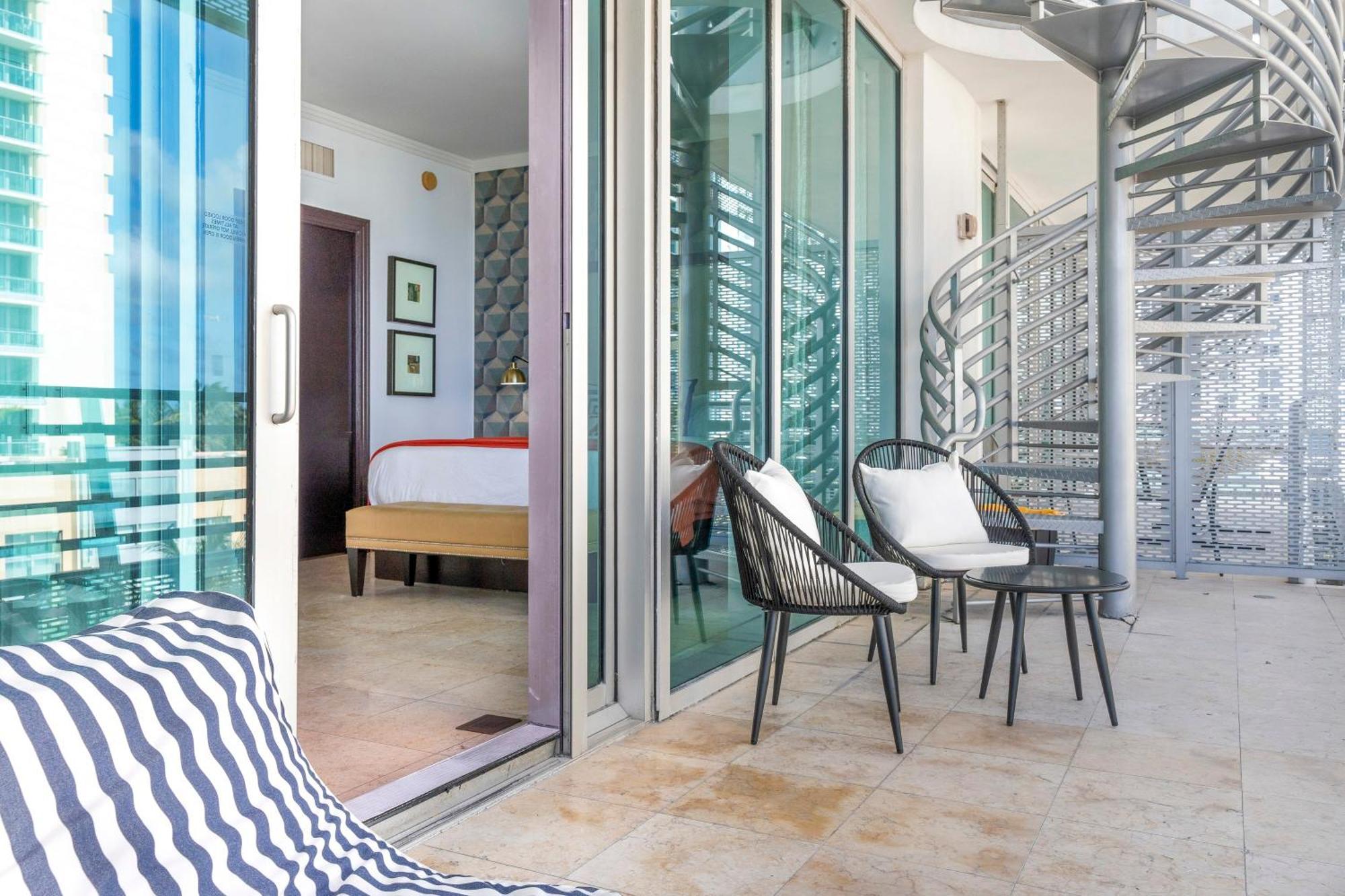 Chasing Waves Stunning Penthouse, Near Ocean Drive Miami Beach
