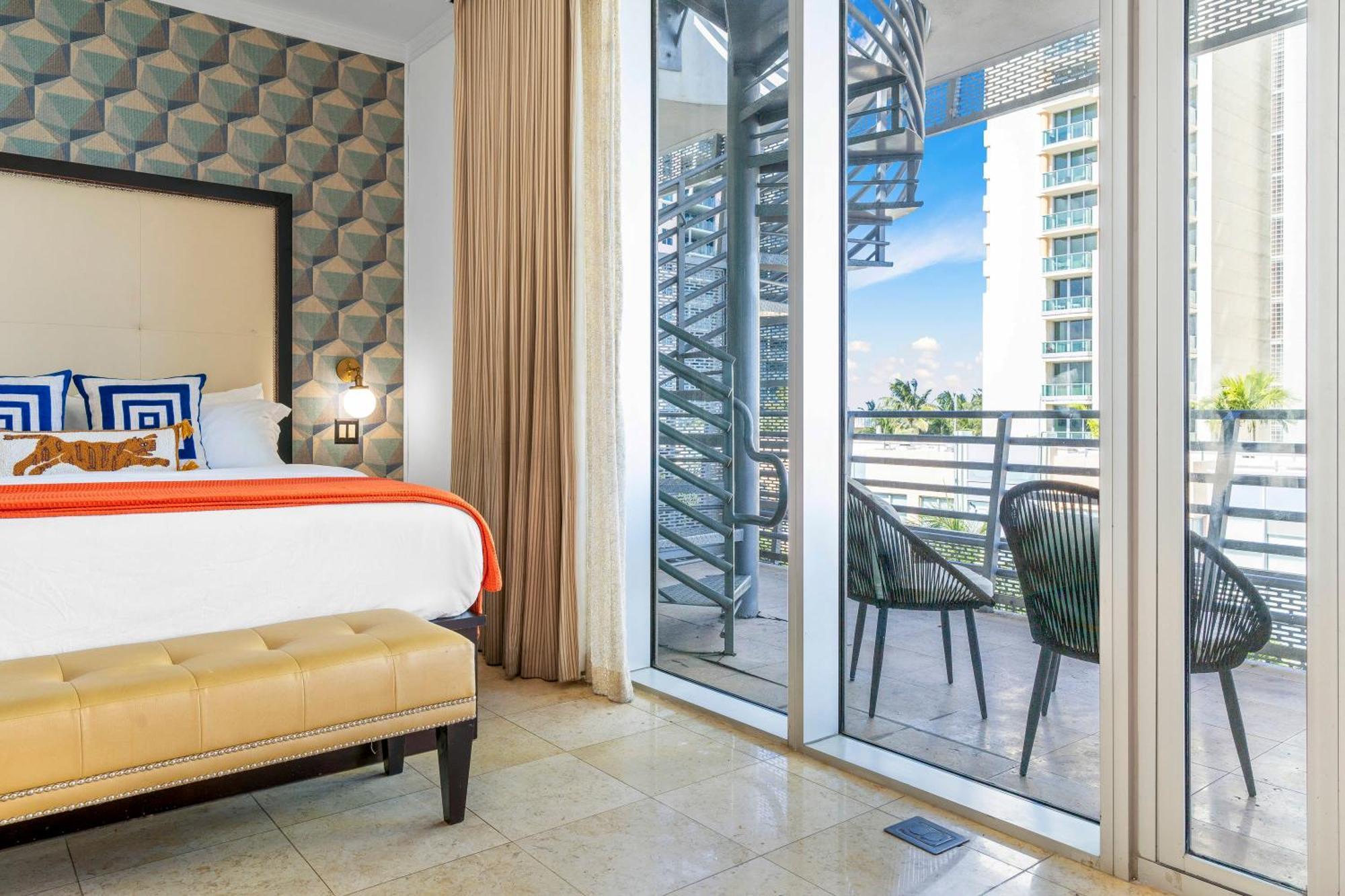 Chasing Waves Stunning Penthouse, Near Ocean Drive * Miami Beach